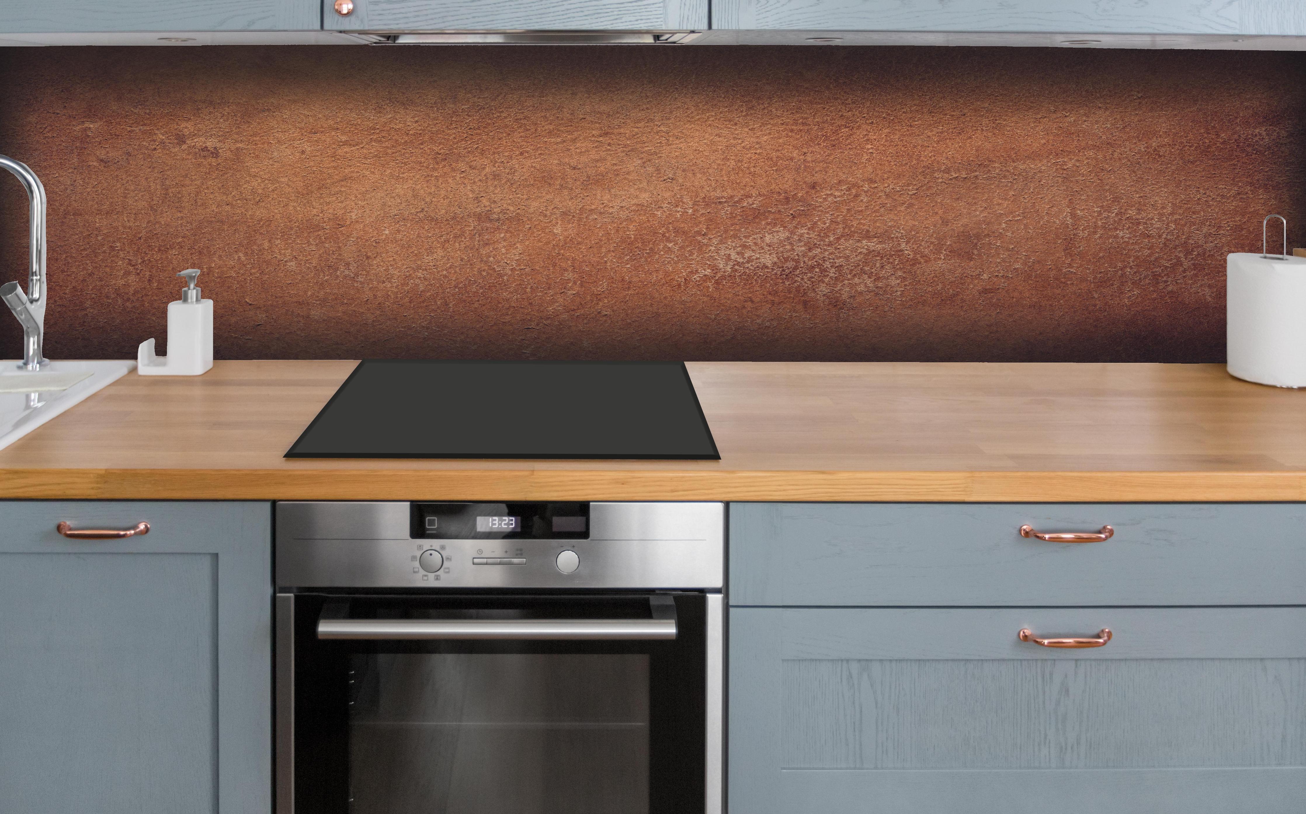 Küche - Dunkelbraune Ledertextur hinter weißen Hochglanz-Küchenregalen und schwarzem Wasserhahn