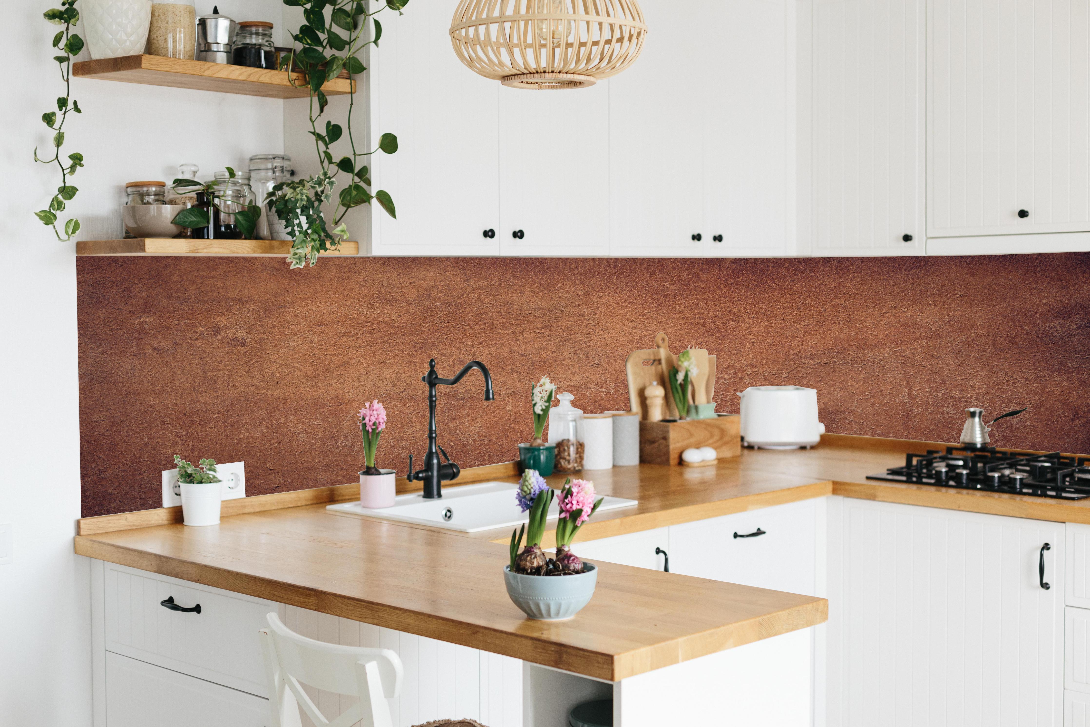 Küche - Dunkelbraune Ledertextur hinter weißen Hochglanz-Küchenregalen und schwarzem Wasserhahn