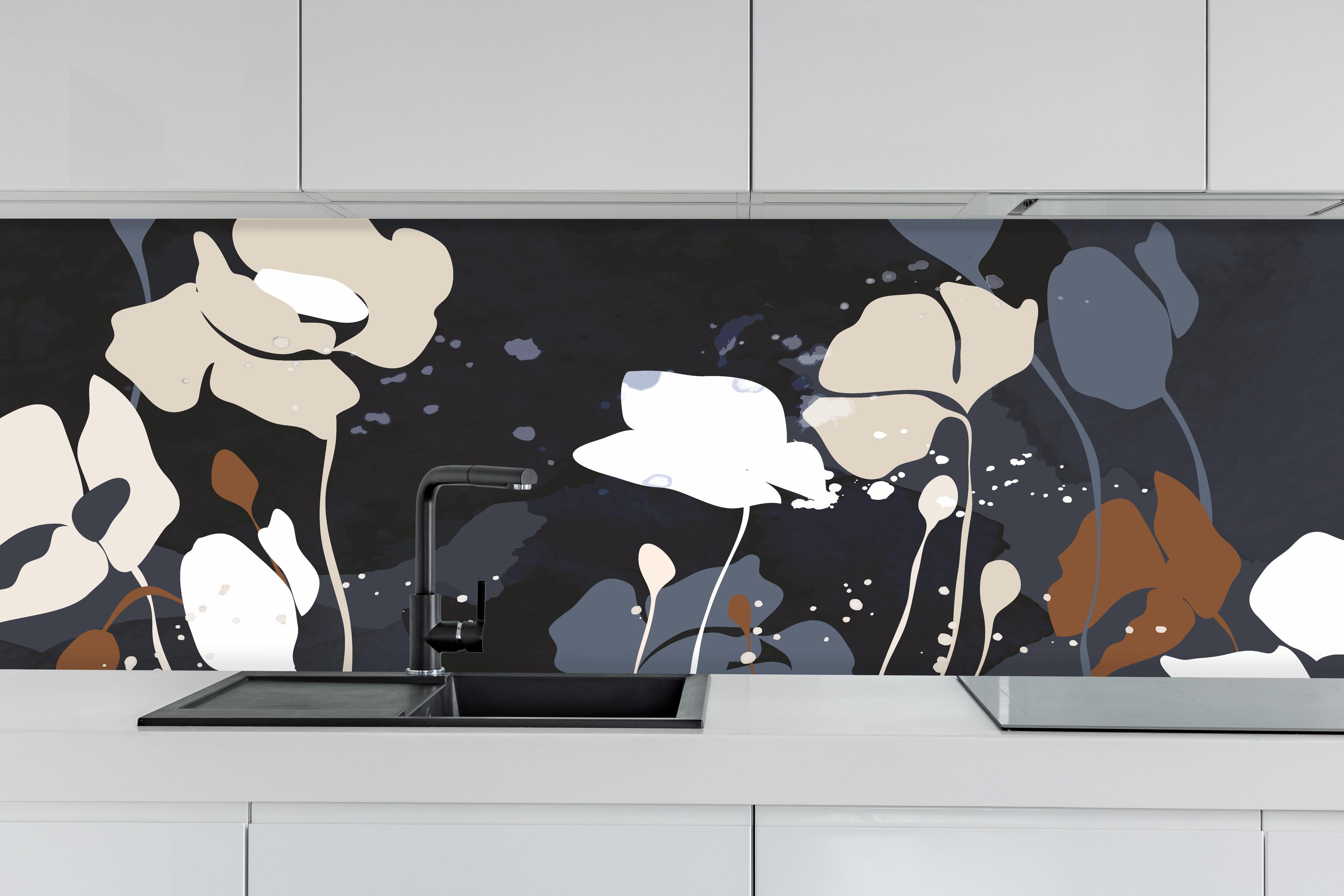Küche - Dunkelgraue Blumen Silhouette Illustration hinter weißen Hochglanz-Küchenregalen und schwarzem Wasserhahn