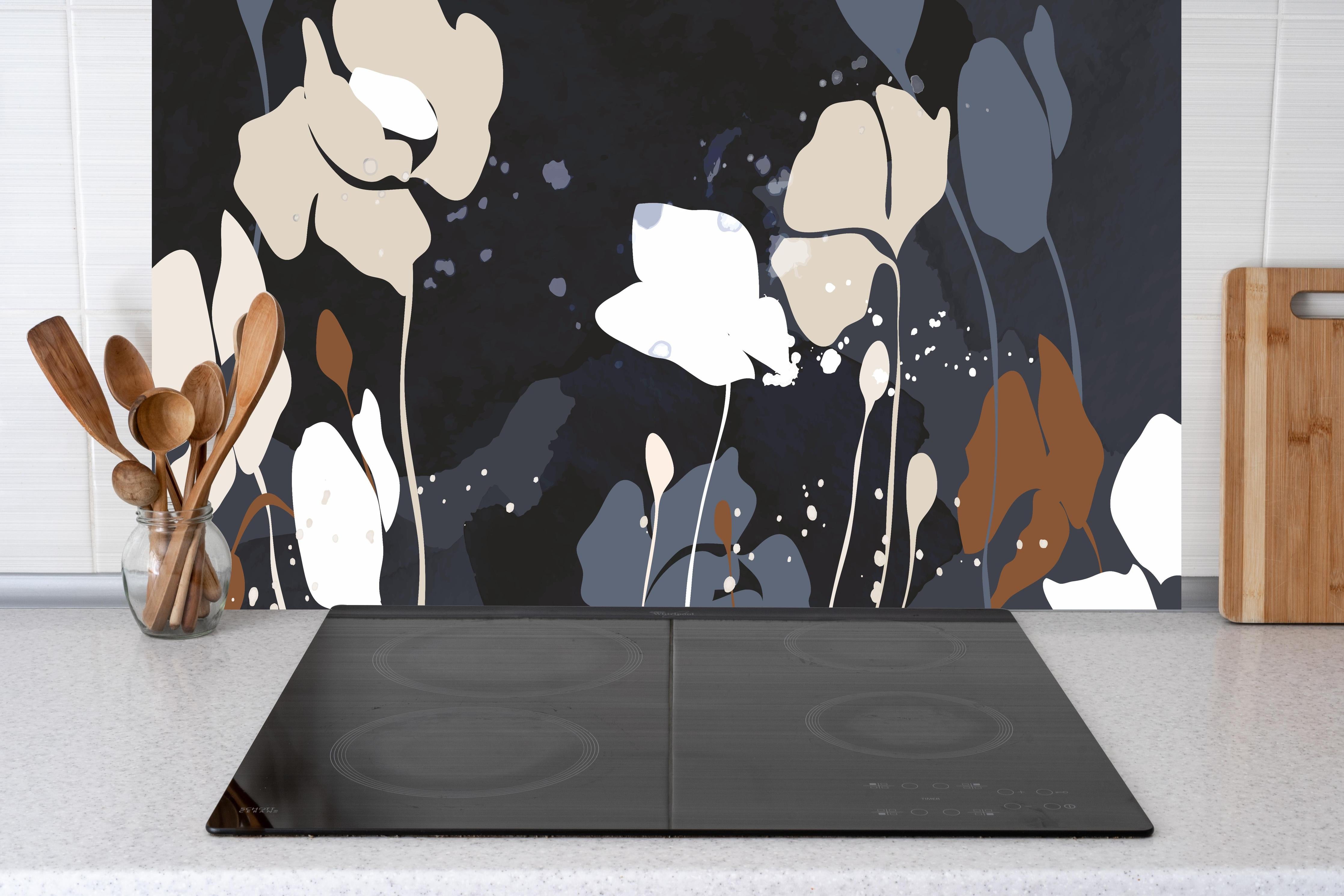 Küche - Dunkelgraue Blumen Silhouette Illustration hinter weißen Hochglanz-Küchenregalen und schwarzem Wasserhahn