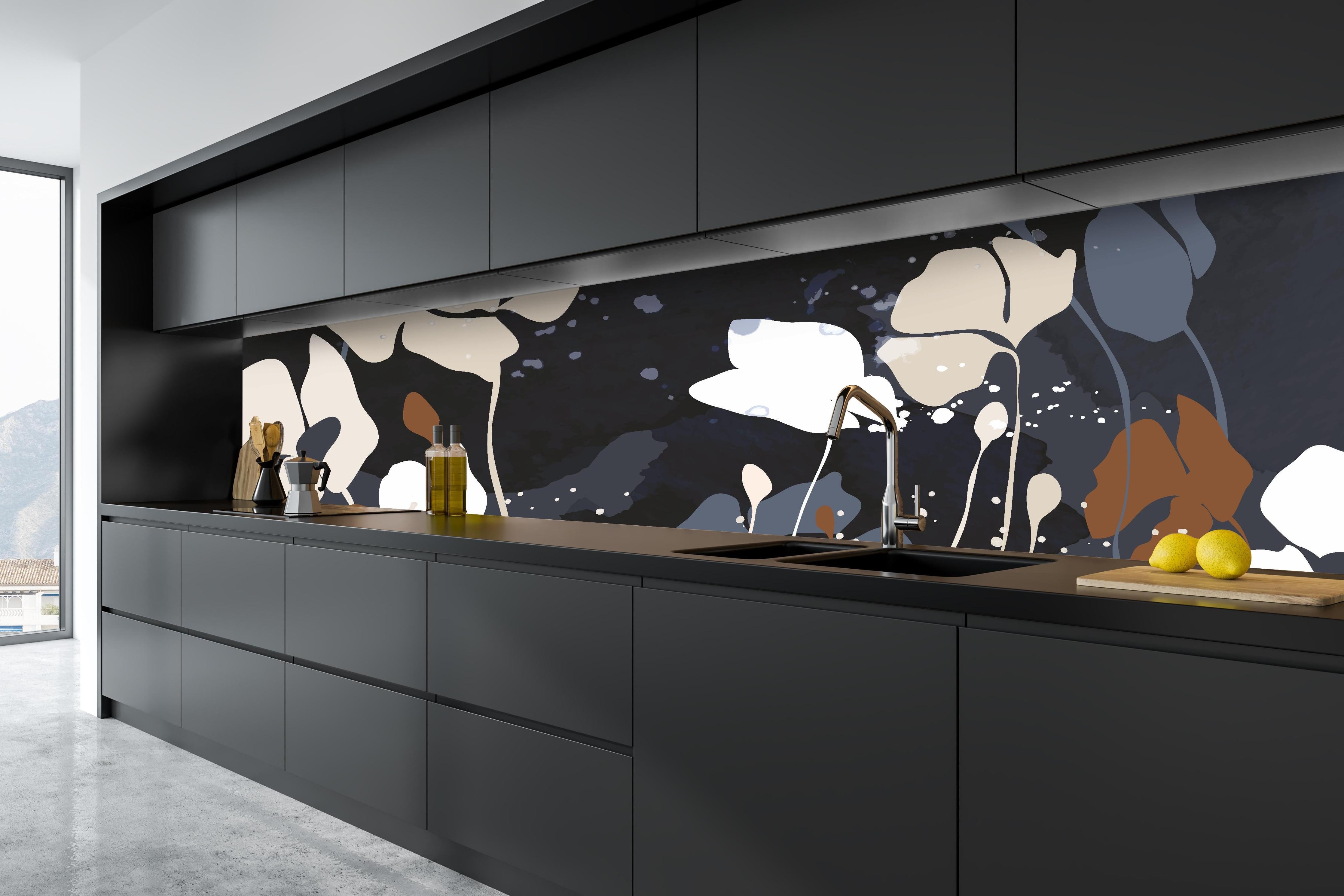 Küche - Dunkelgraue Blumen Silhouette Illustration hinter weißen Hochglanz-Küchenregalen und schwarzem Wasserhahn