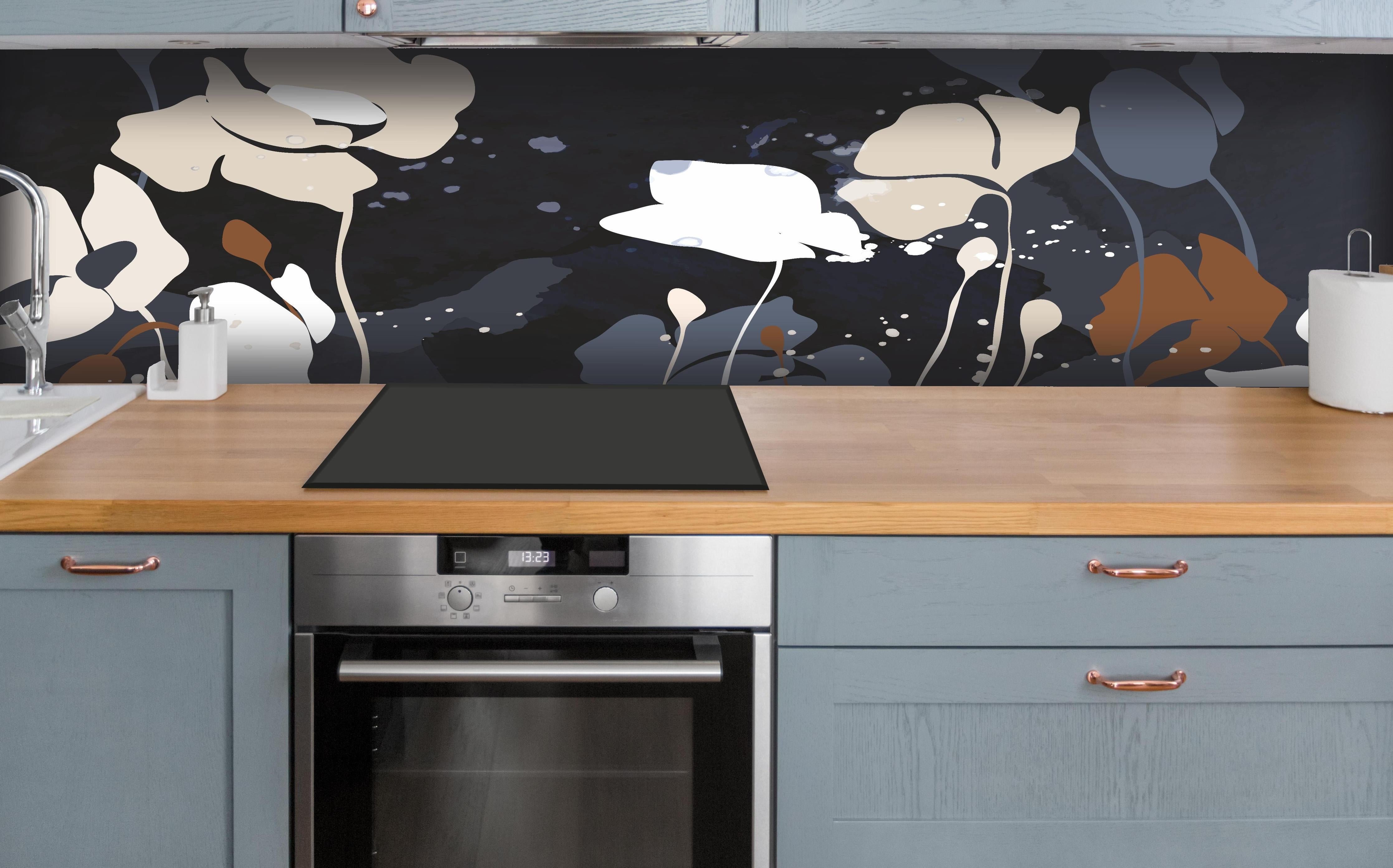 Küche - Dunkelgraue Blumen Silhouette Illustration hinter weißen Hochglanz-Küchenregalen und schwarzem Wasserhahn