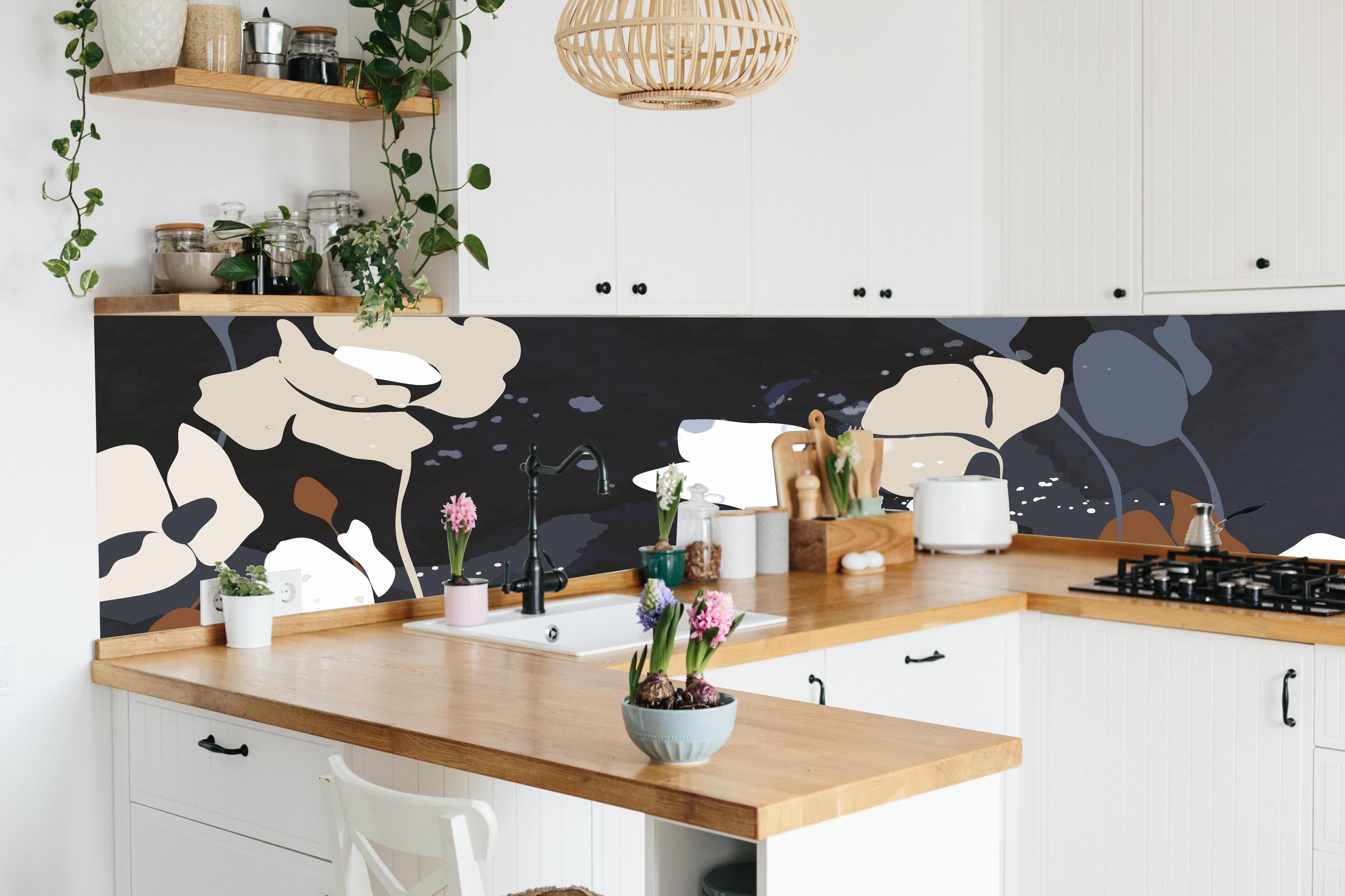 Küche - Dunkelgraue Blumen Silhouette Illustration hinter weißen Hochglanz-Küchenregalen und schwarzem Wasserhahn
