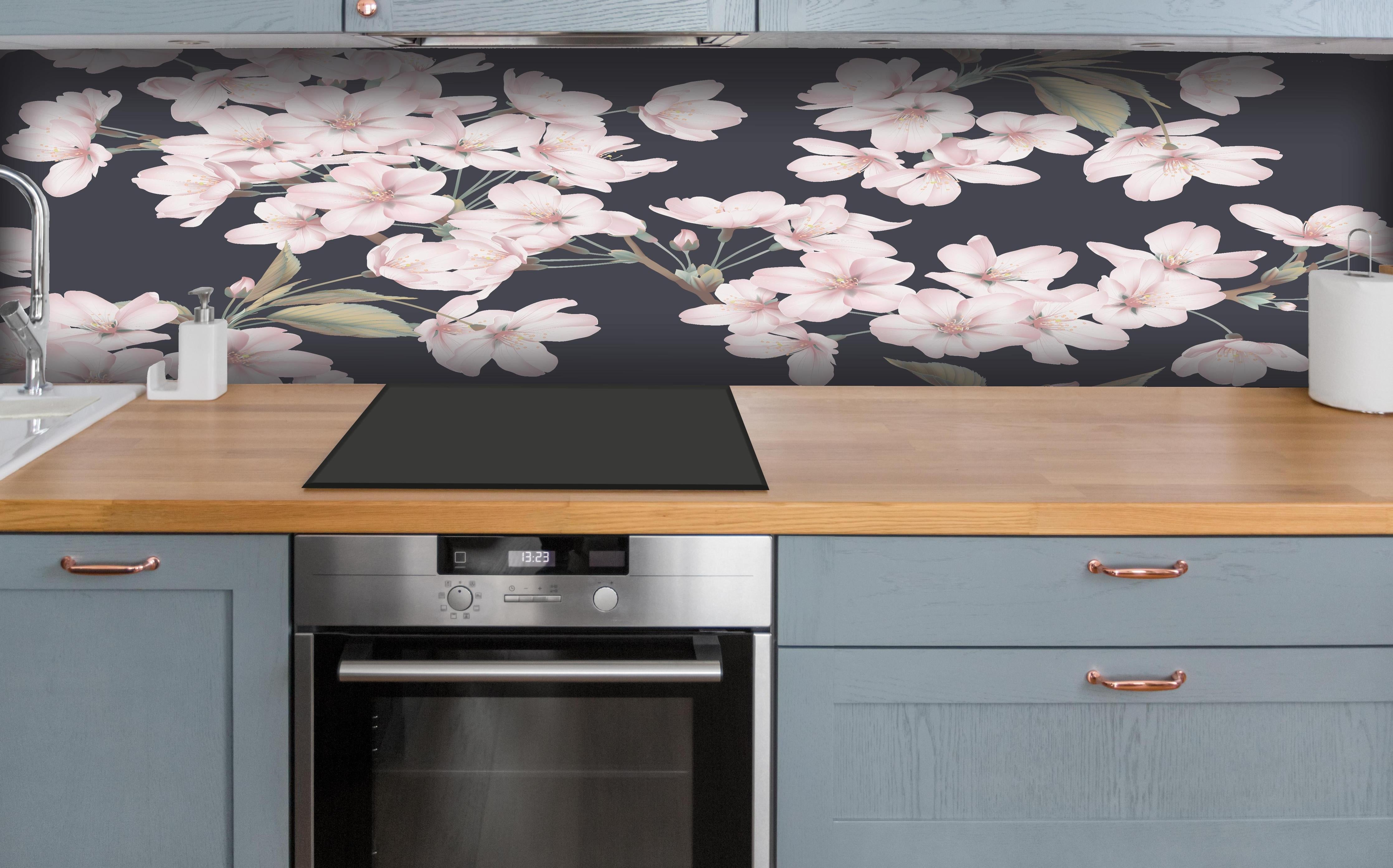 Küche - Dunkelgraues Sakura Blumen Nahtloses Muster hinter weißen Hochglanz-Küchenregalen und schwarzem Wasserhahn