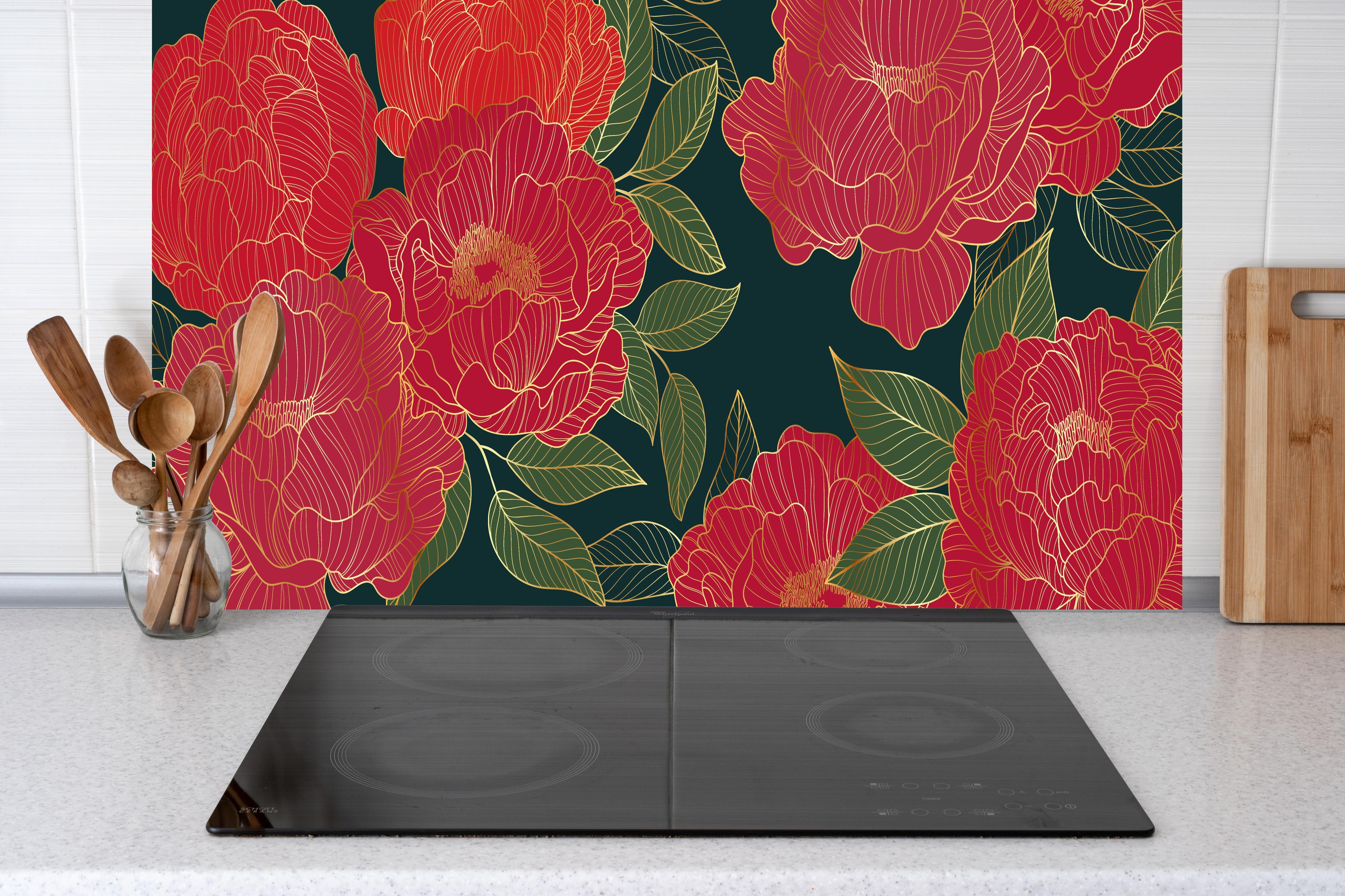 Küche - Dunkelrote Pfingstrosen auf Nachtgrün hinter weißen Hochglanz-Küchenregalen und schwarzem Wasserhahn