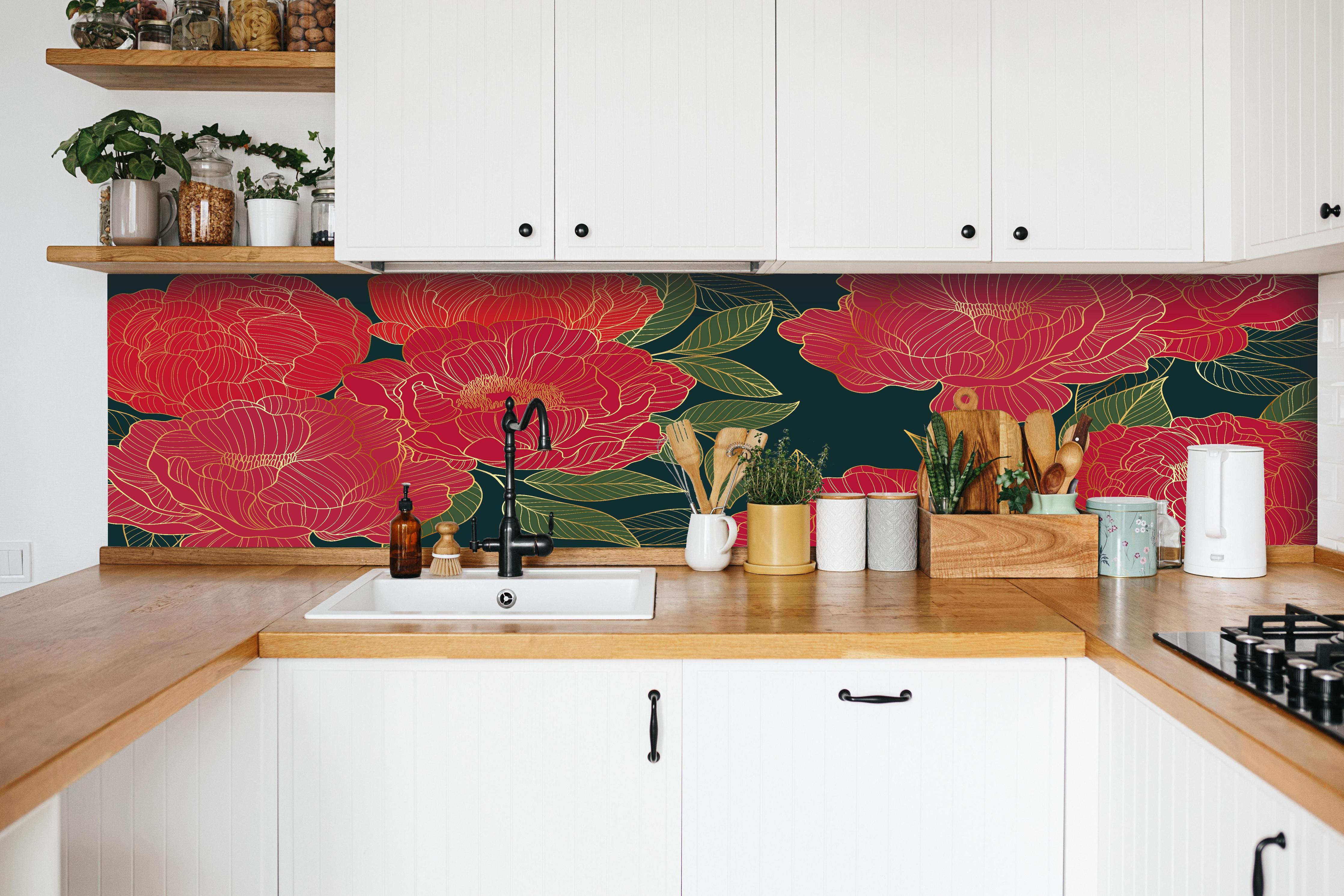 Küche - Dunkelrote Pfingstrosen auf Nachtgrün hinter weißen Hochglanz-Küchenregalen und schwarzem Wasserhahn