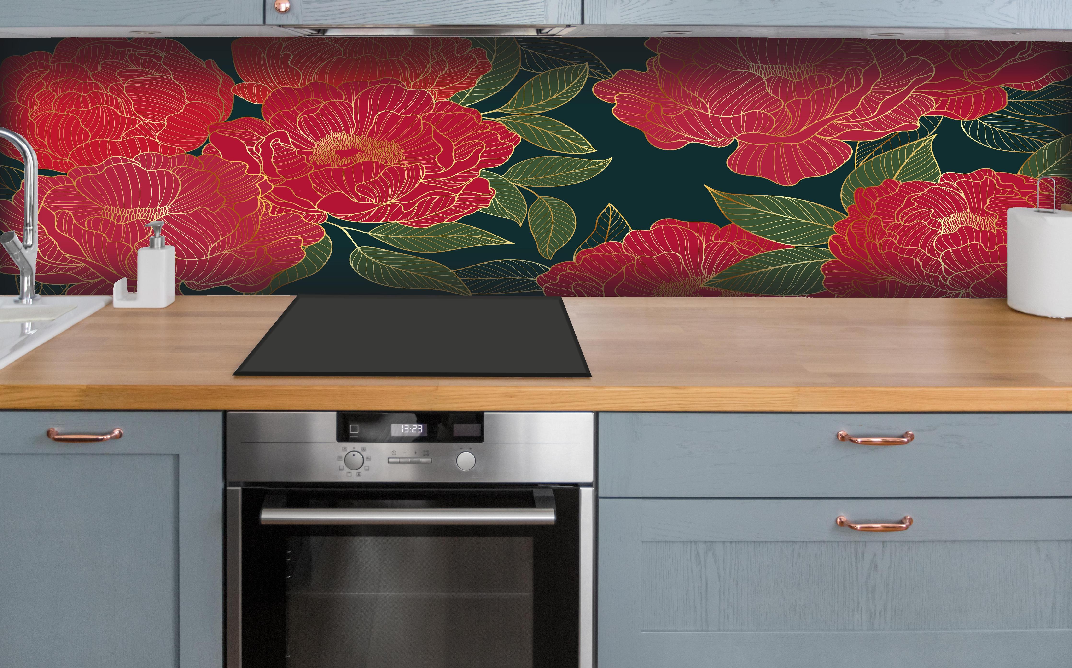 Küche - Dunkelrote Pfingstrosen auf Nachtgrün hinter weißen Hochglanz-Küchenregalen und schwarzem Wasserhahn