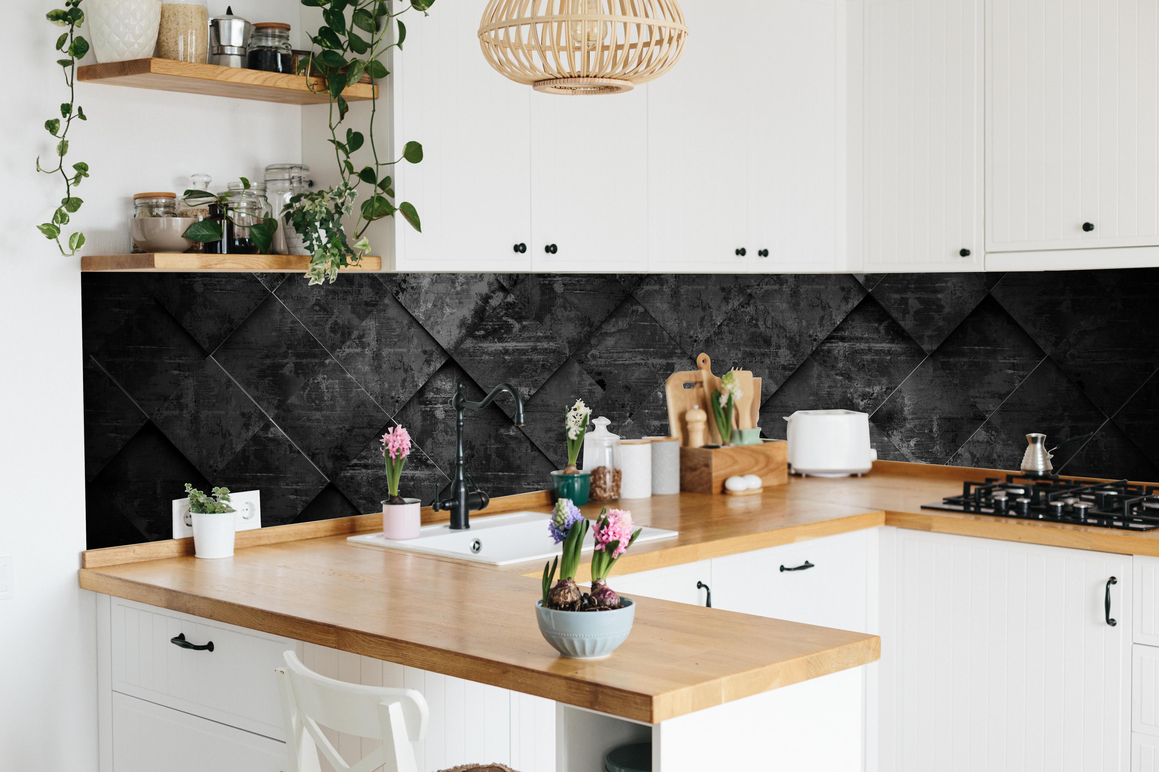 Küche - Dunkler Hintergrund Geometrisches 3D Design hinter weißen Hochglanz-Küchenregalen und schwarzem Wasserhahn