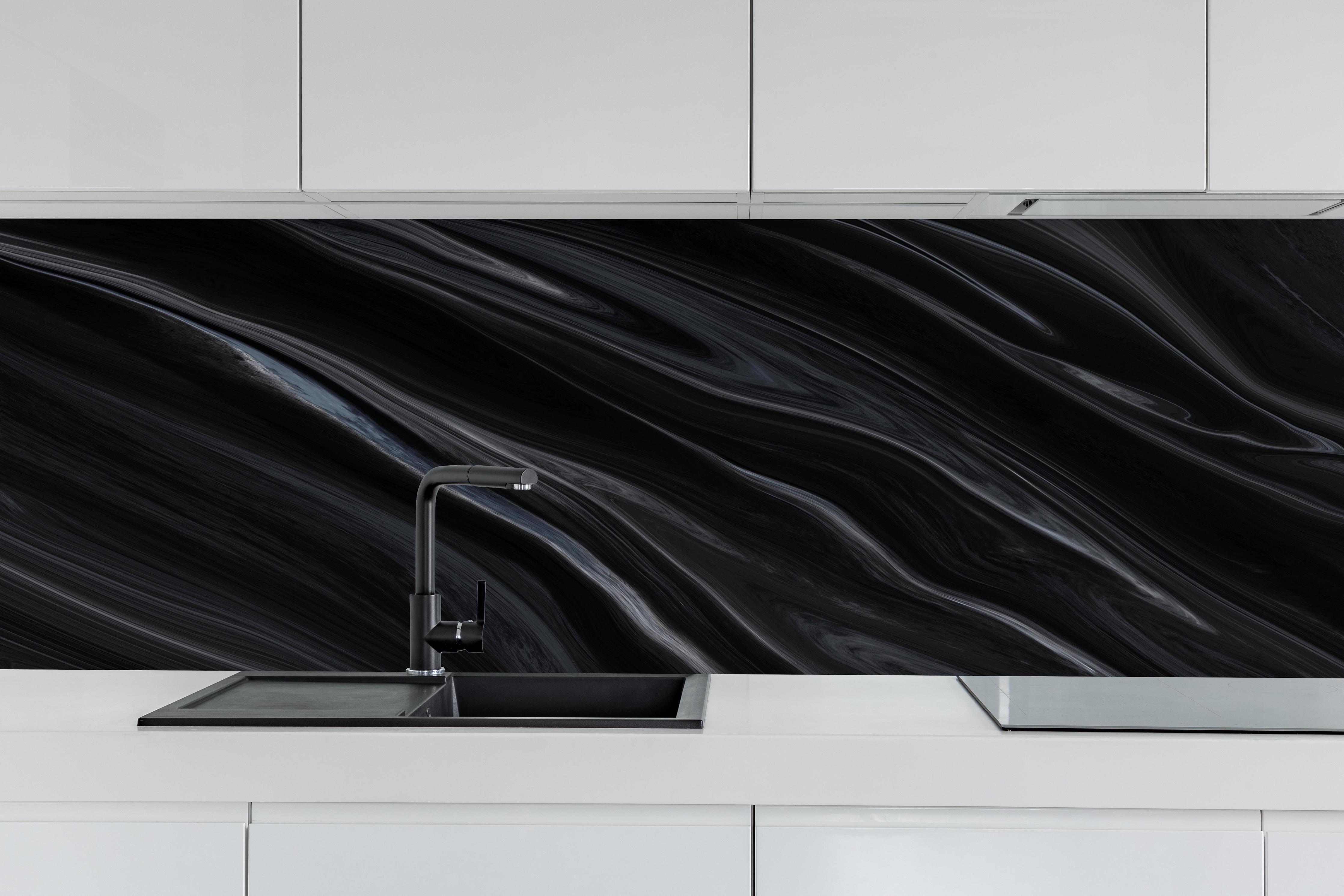 Küche - Dunkler Seidenhintergrund hinter weißen Hochglanz-Küchenregalen und schwarzem Wasserhahn