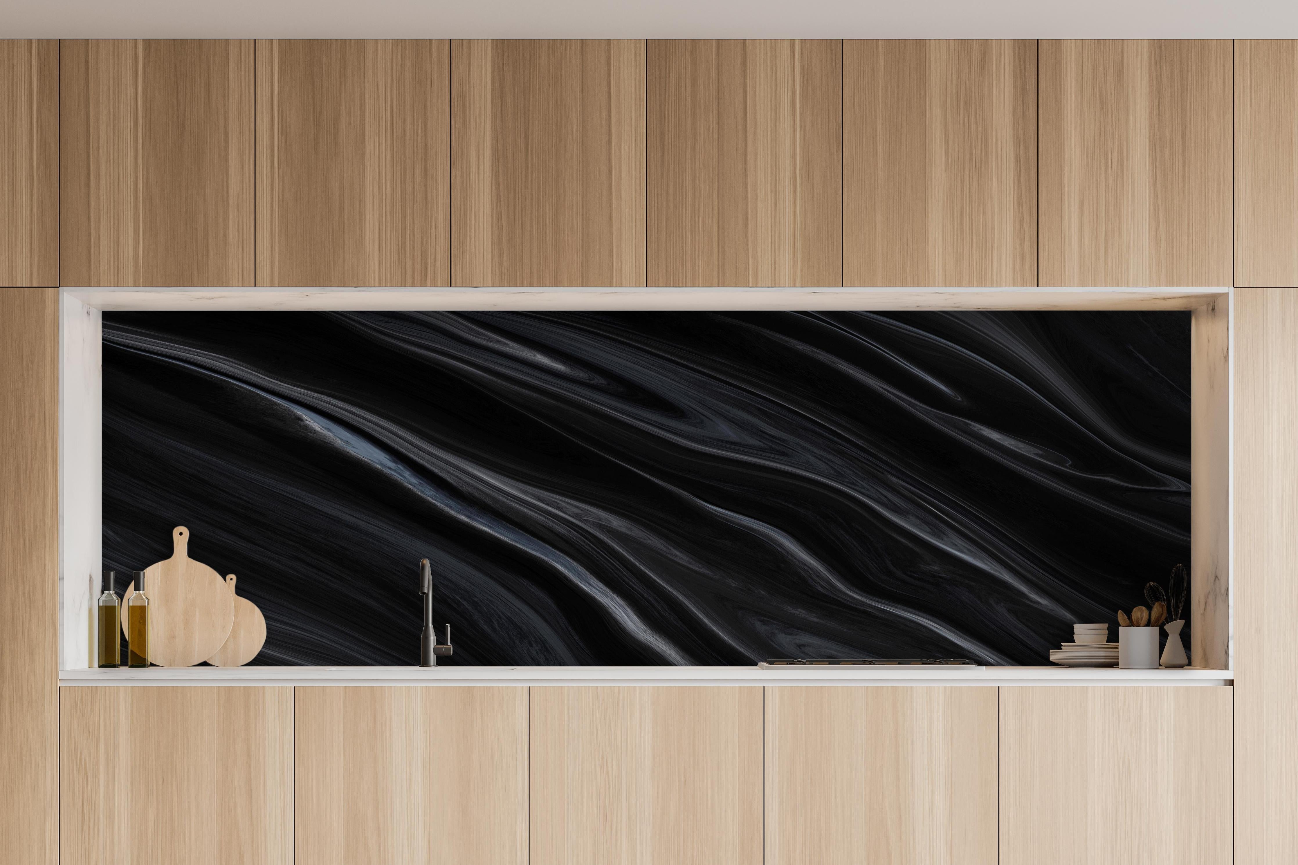 Küche - Dunkler Seidenhintergrund hinter weißen Hochglanz-Küchenregalen und schwarzem Wasserhahn