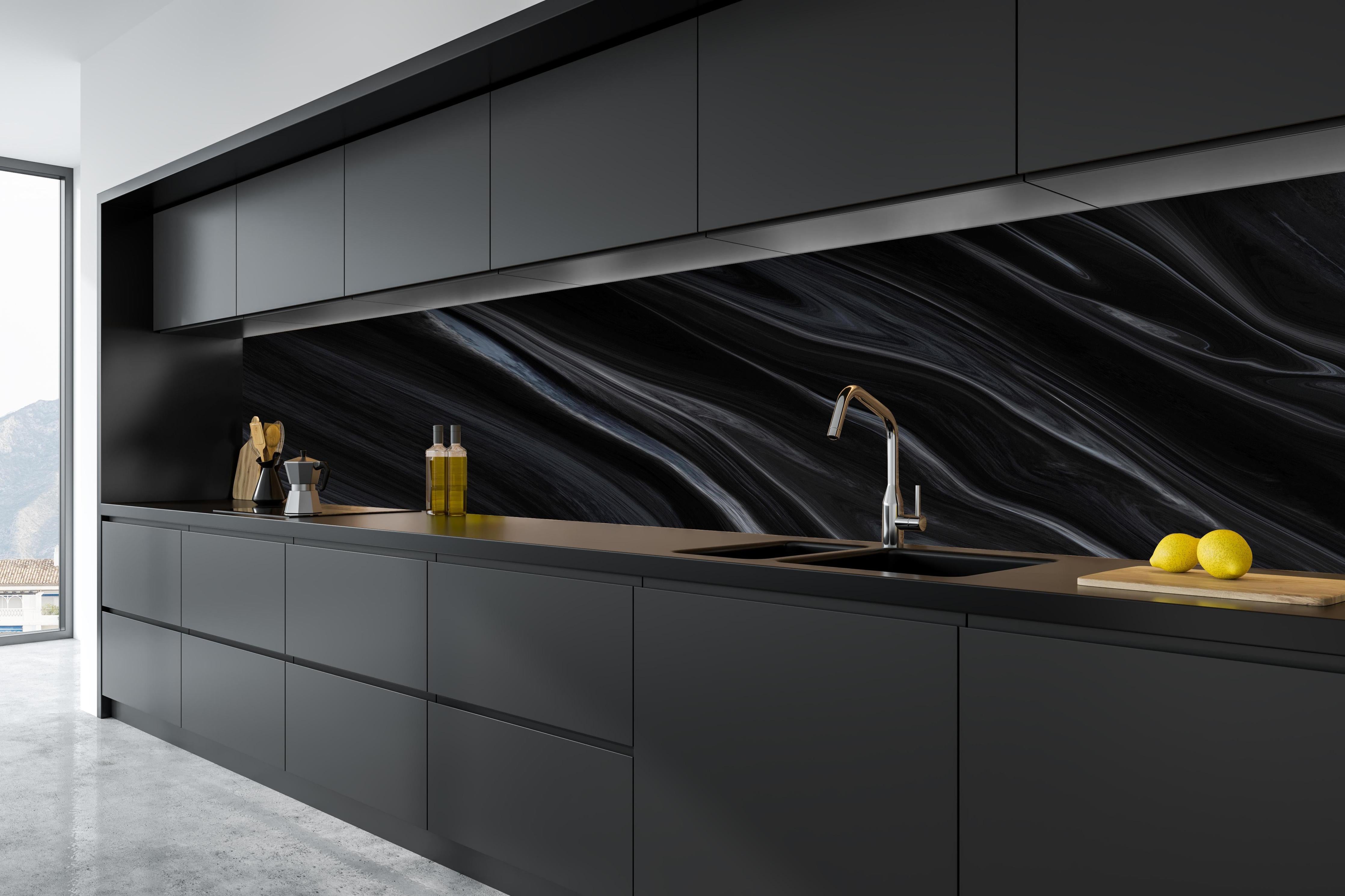 Küche - Dunkler Seidenhintergrund hinter weißen Hochglanz-Küchenregalen und schwarzem Wasserhahn