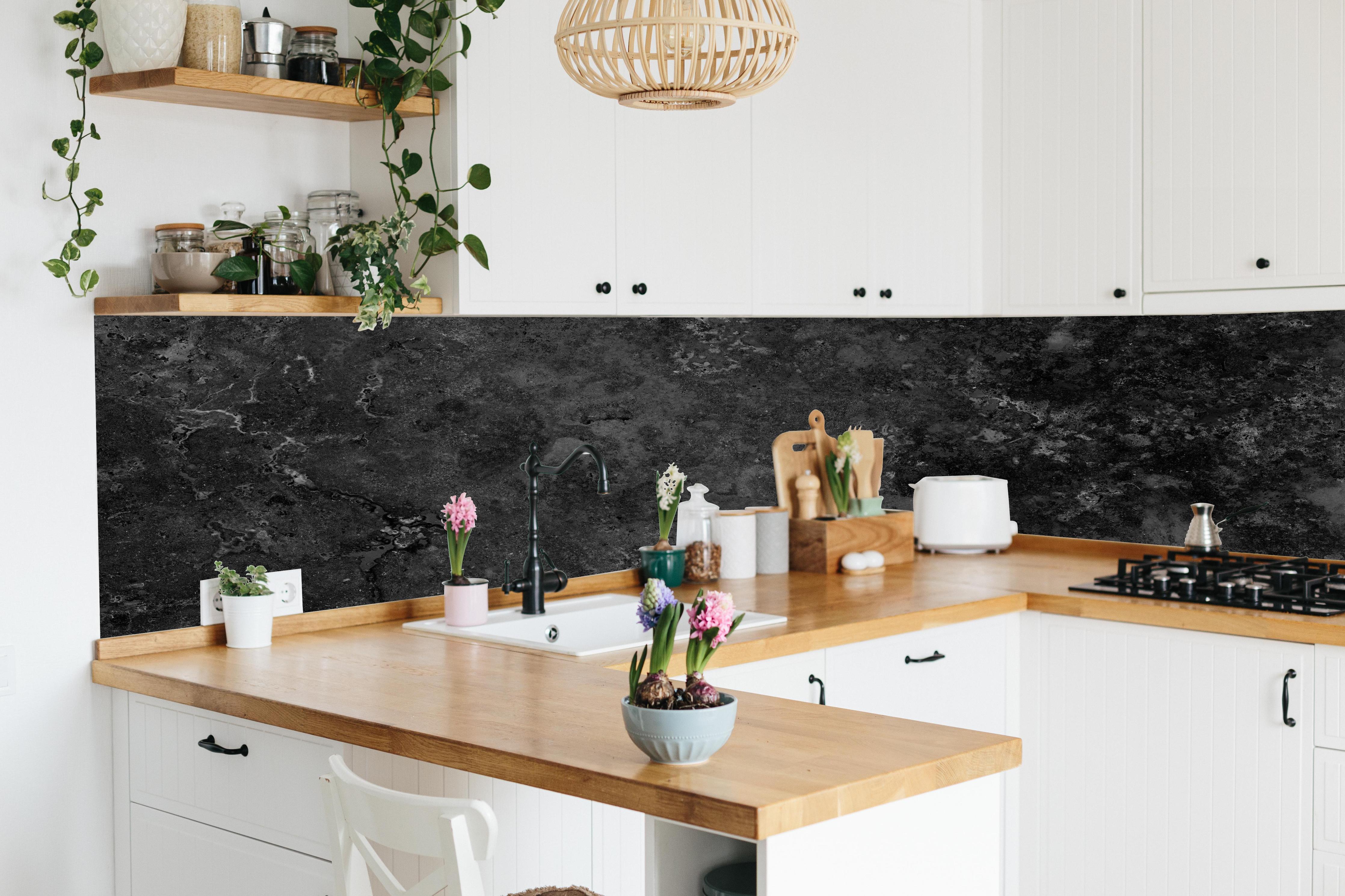 Küche - Dunkles Marmor Stein Design hinter weißen Hochglanz-Küchenregalen und schwarzem Wasserhahn