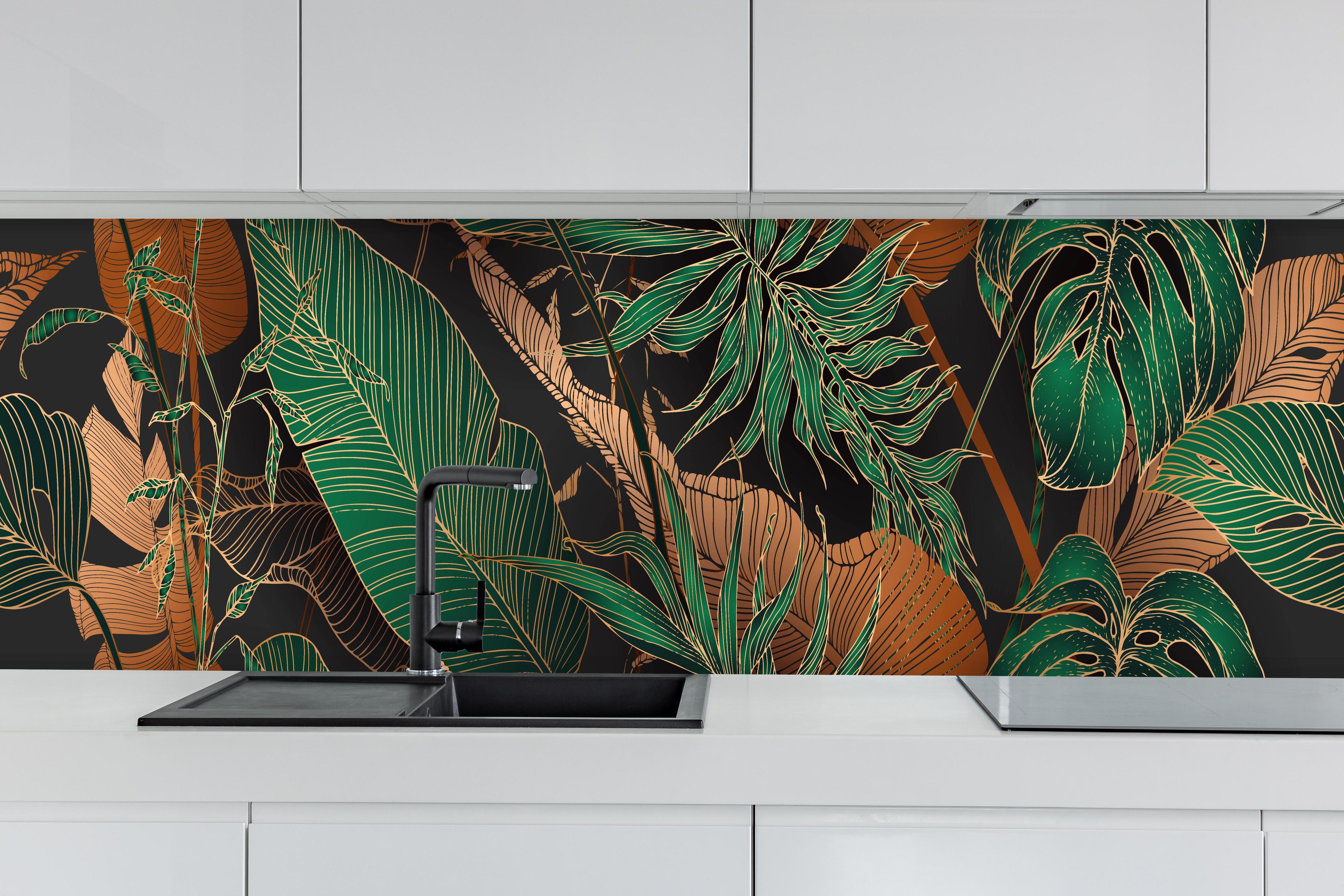 Küche - Dunkles Tropenblatt-Design Textil-Optik hinter weißen Hochglanz-Küchenregalen und schwarzem Wasserhahn