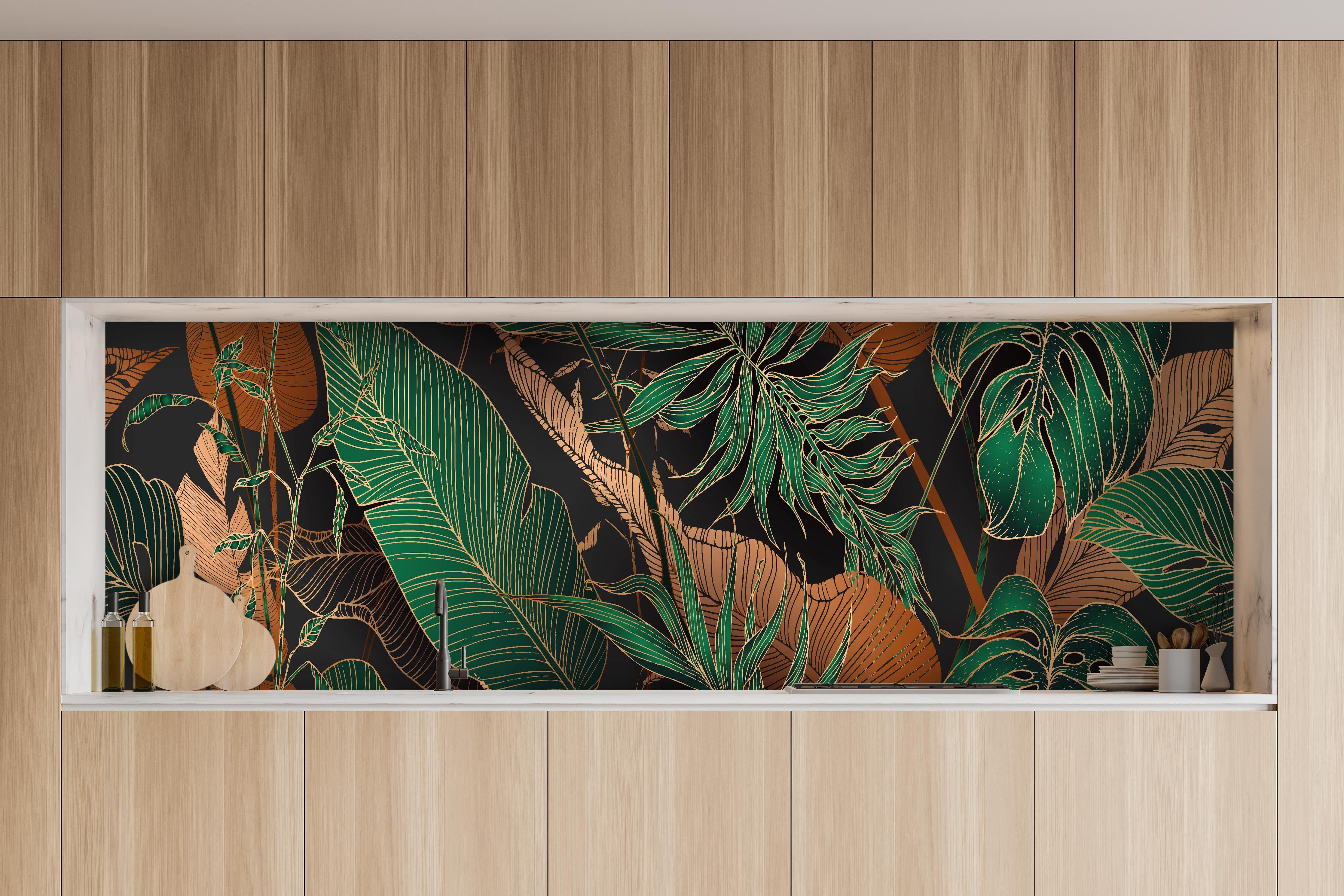 Küche - Dunkles Tropenblatt-Design Textil-Optik hinter weißen Hochglanz-Küchenregalen und schwarzem Wasserhahn