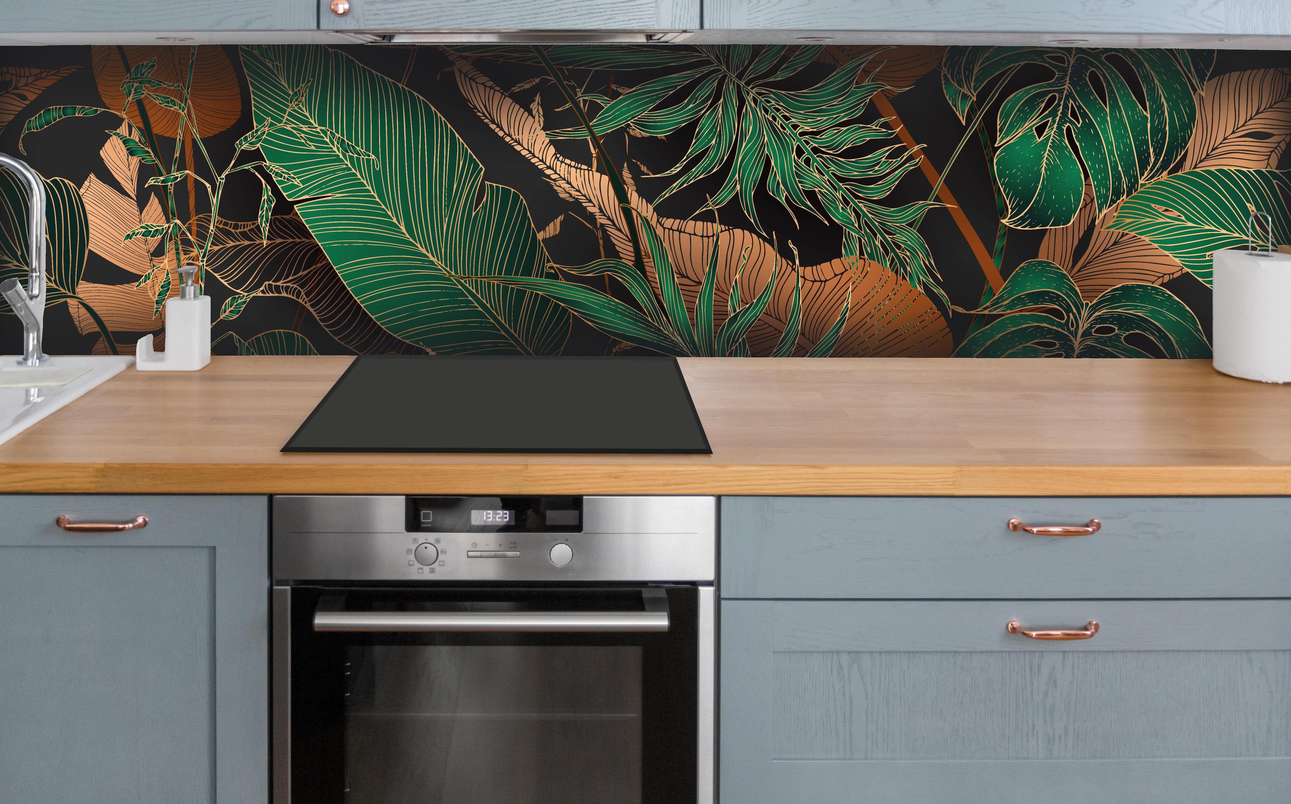 Küche - Dunkles Tropenblatt-Design Textil-Optik hinter weißen Hochglanz-Küchenregalen und schwarzem Wasserhahn