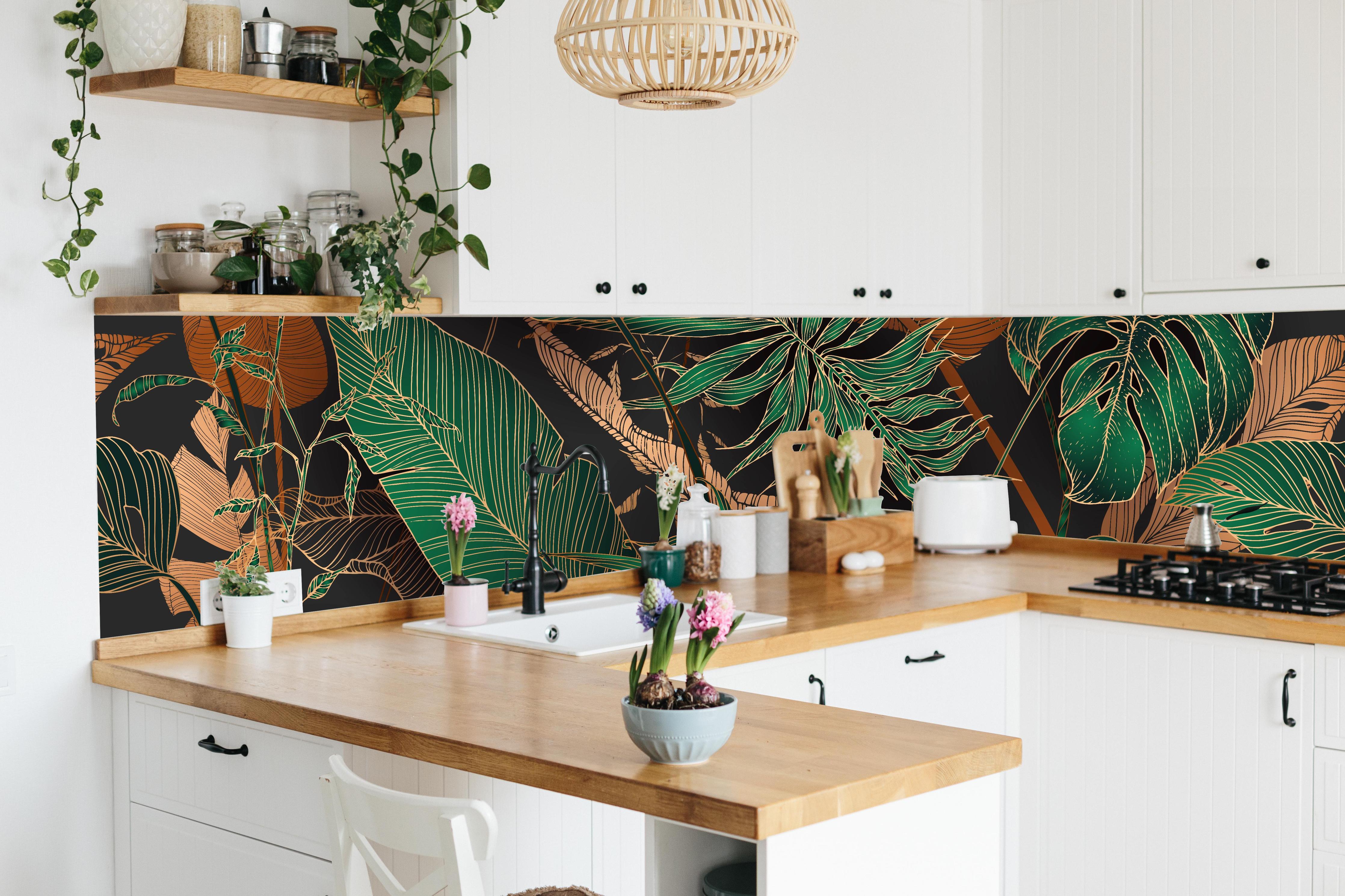Küche - Dunkles Tropenblatt-Design Textil-Optik hinter weißen Hochglanz-Küchenregalen und schwarzem Wasserhahn