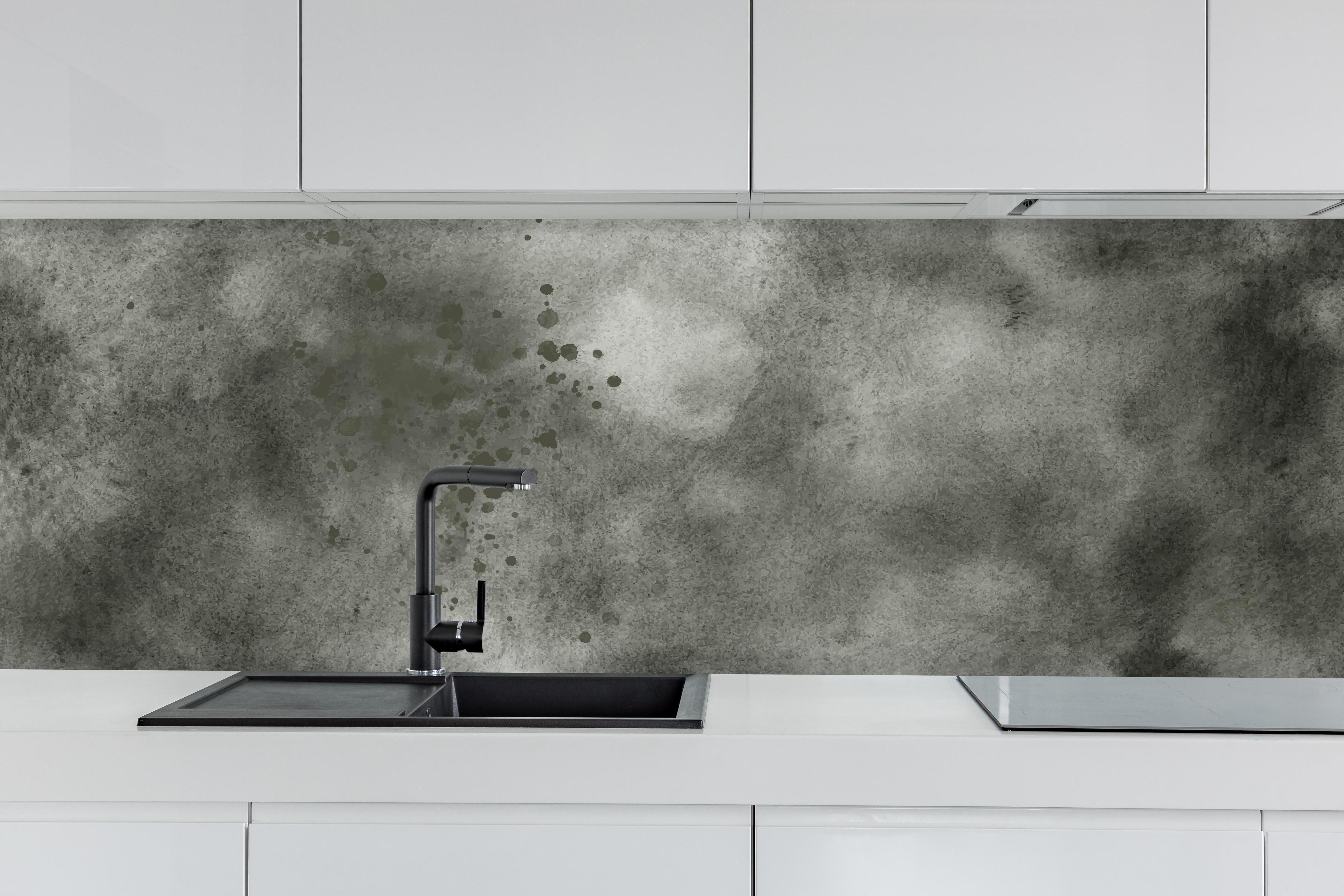 Küche - Dynamische Aquarelltextur in Grau und Schwarz hinter weißen Hochglanz-Küchenregalen und schwarzem Wasserhahn
