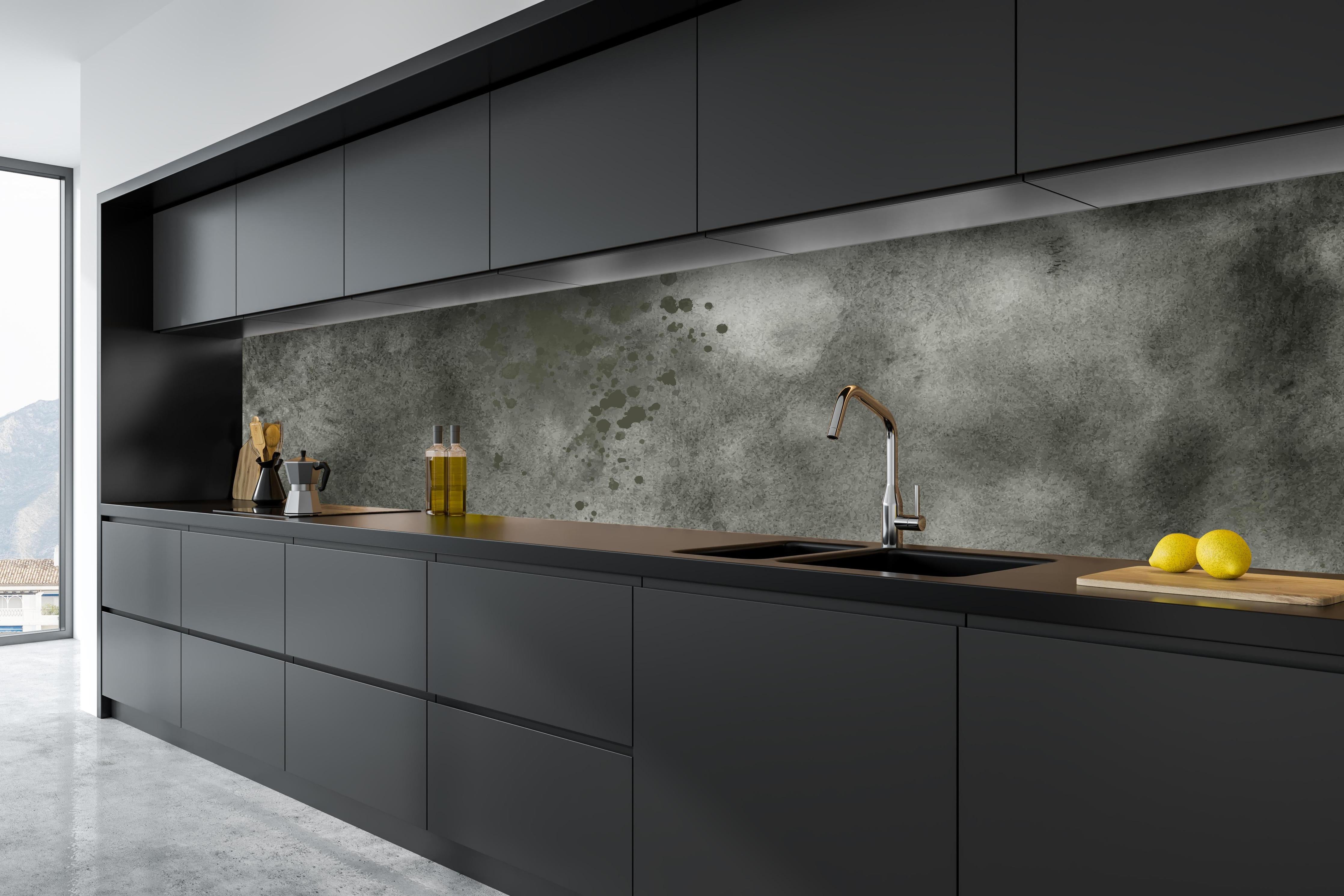 Küche - Dynamische Aquarelltextur in Grau und Schwarz hinter weißen Hochglanz-Küchenregalen und schwarzem Wasserhahn