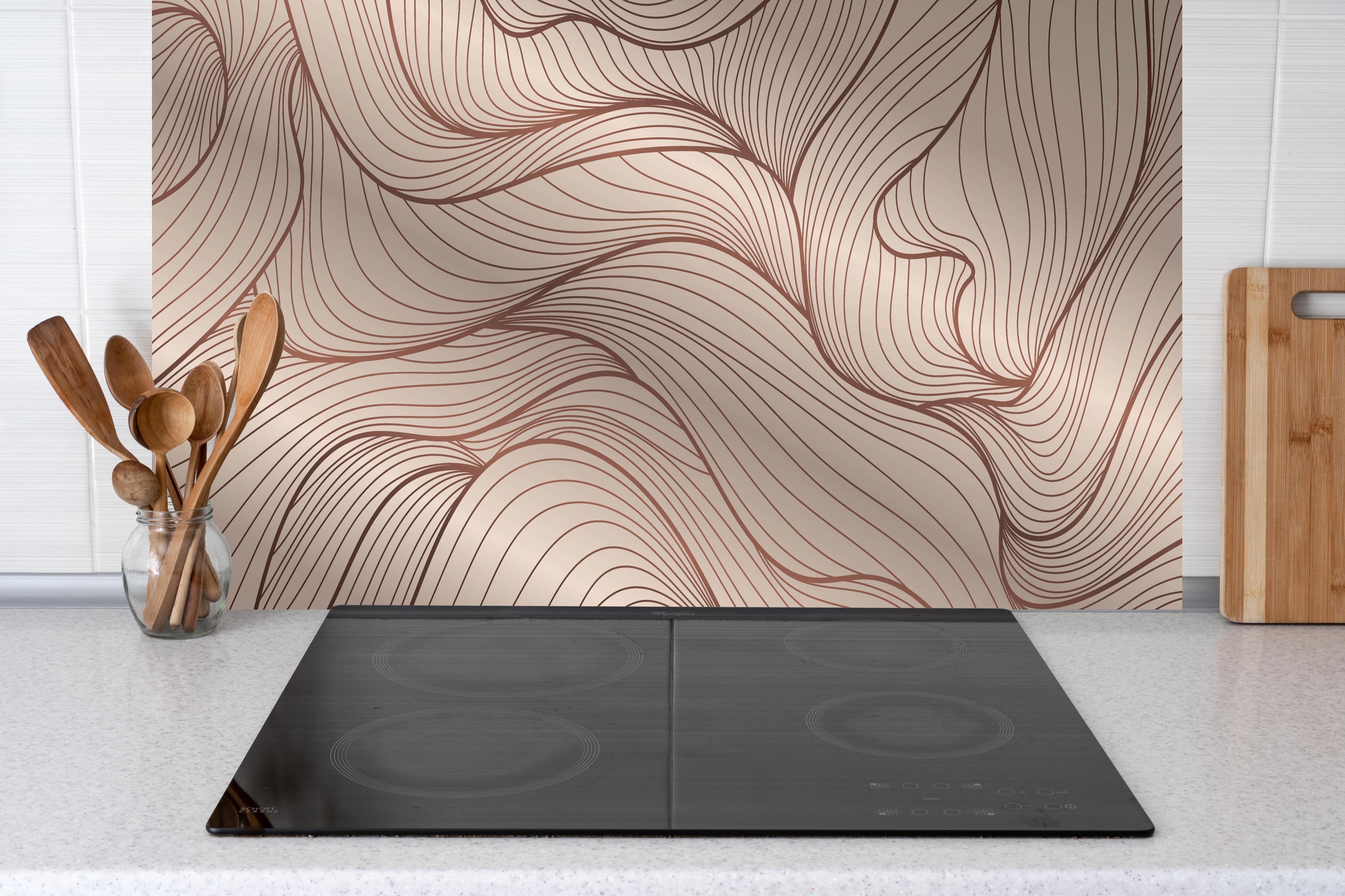 Küche - Dynamische Beige Wellenlinien Struktur Tapete hinter weißen Hochglanz-Küchenregalen und schwarzem Wasserhahn