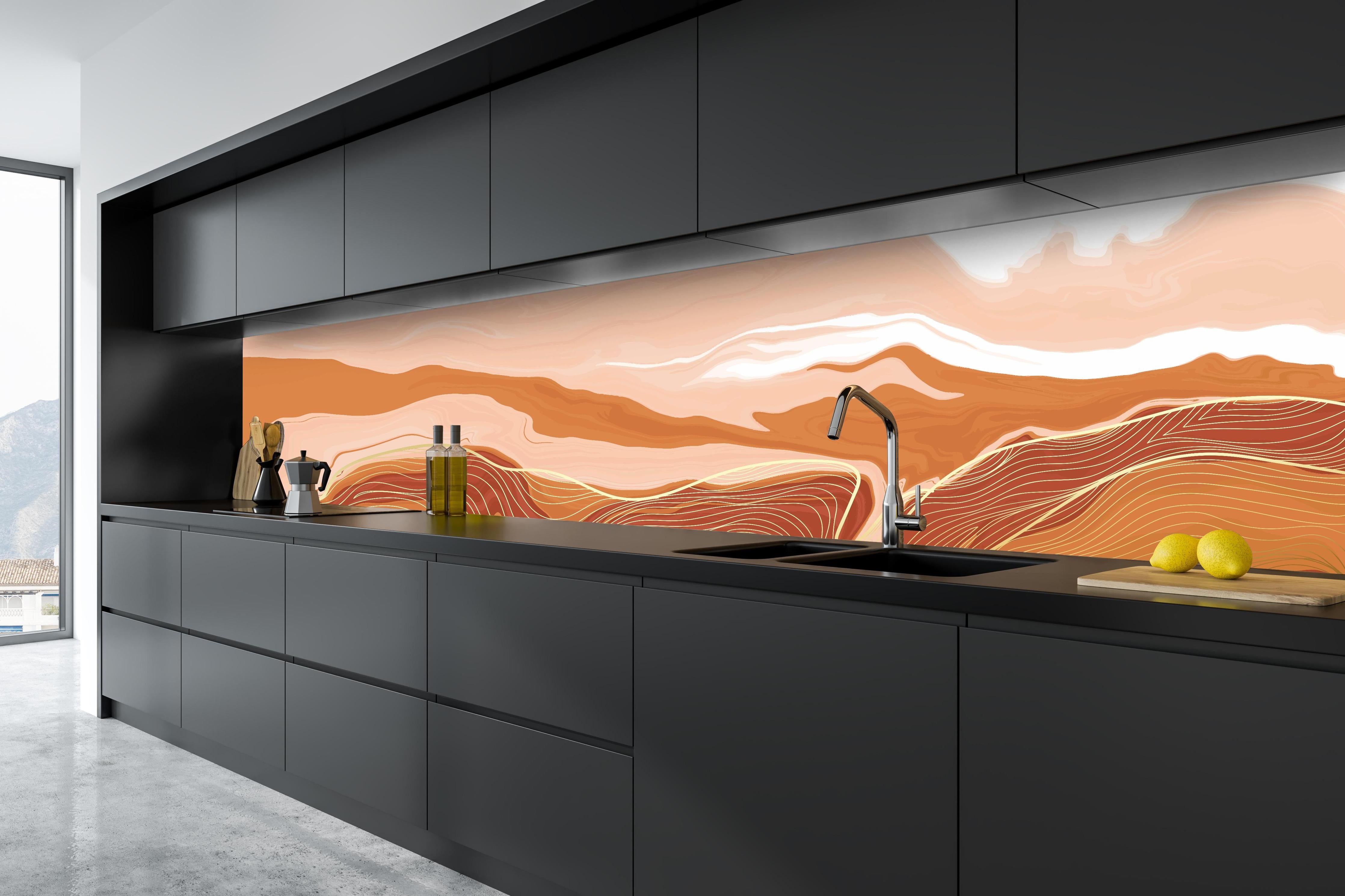 Küche - Dynamische Erdfarben Linienstruktur Kunst hinter weißen Hochglanz-Küchenregalen und schwarzem Wasserhahn