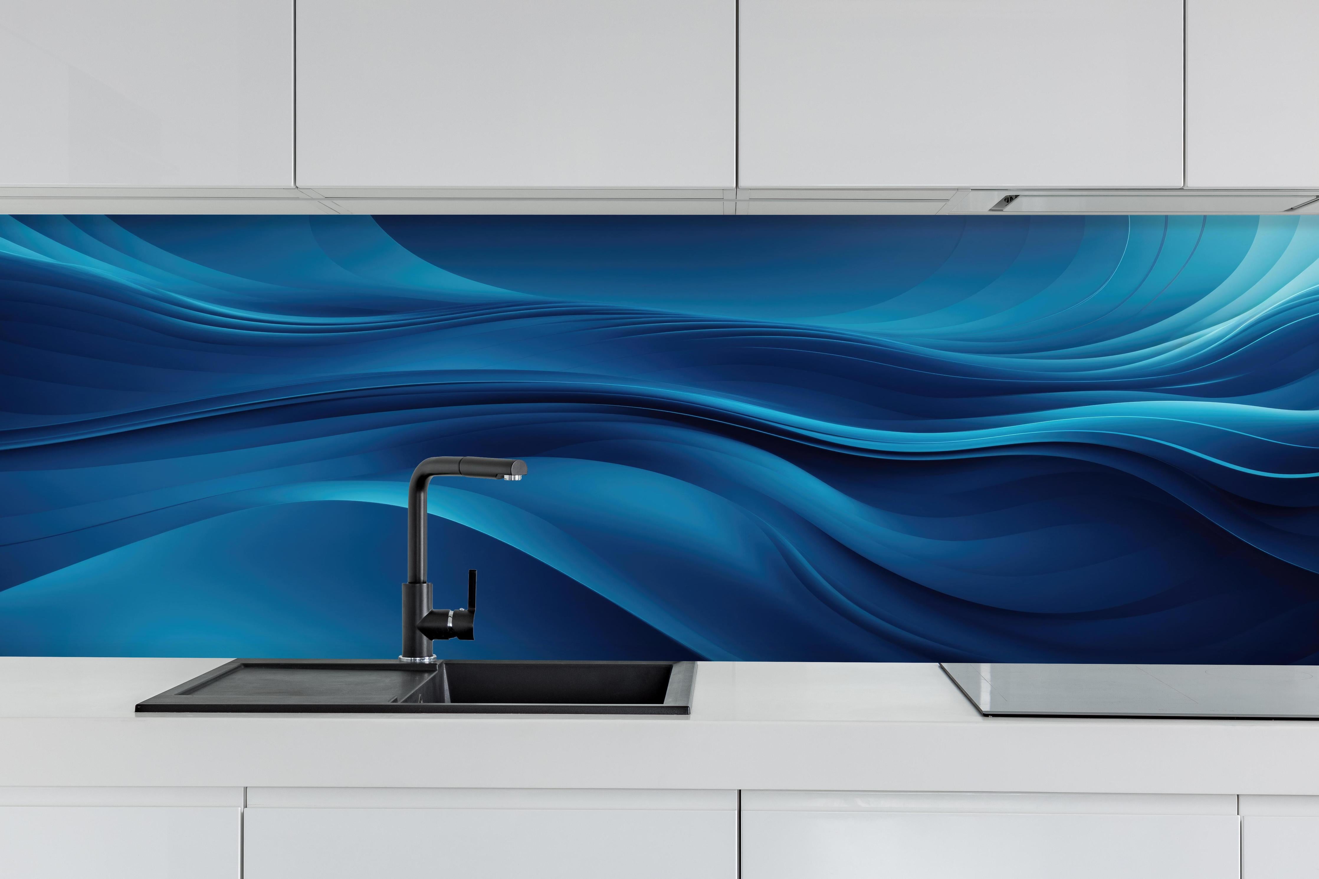 Küche - Dynamische abstrakte Wellen in tiefem Blau hinter weißen Hochglanz-Küchenregalen und schwarzem Wasserhahn