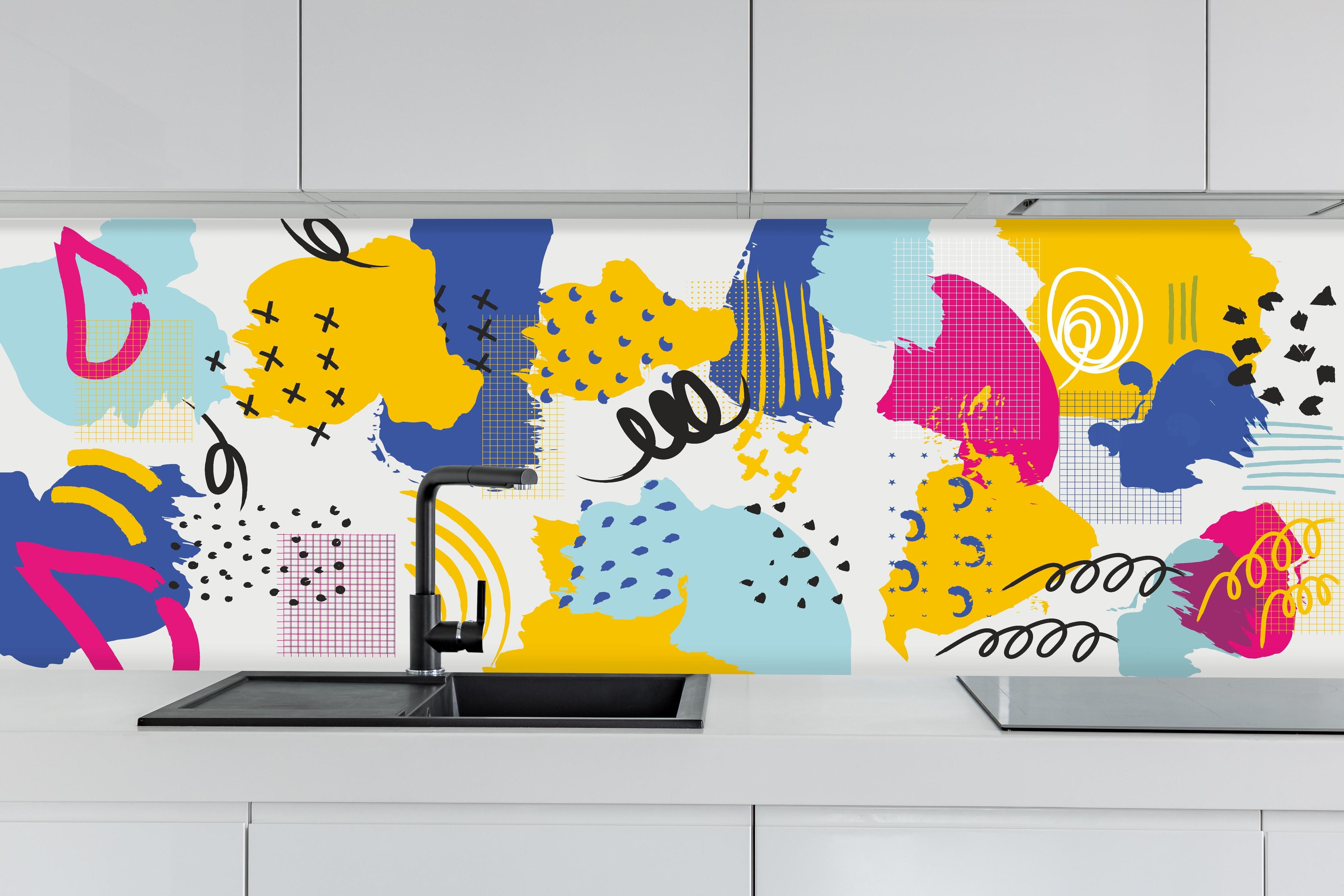Küche - Dynamisches Buntes Abstrakt-Muster Kunstwerk hinter weißen Hochglanz-Küchenregalen und schwarzem Wasserhahn