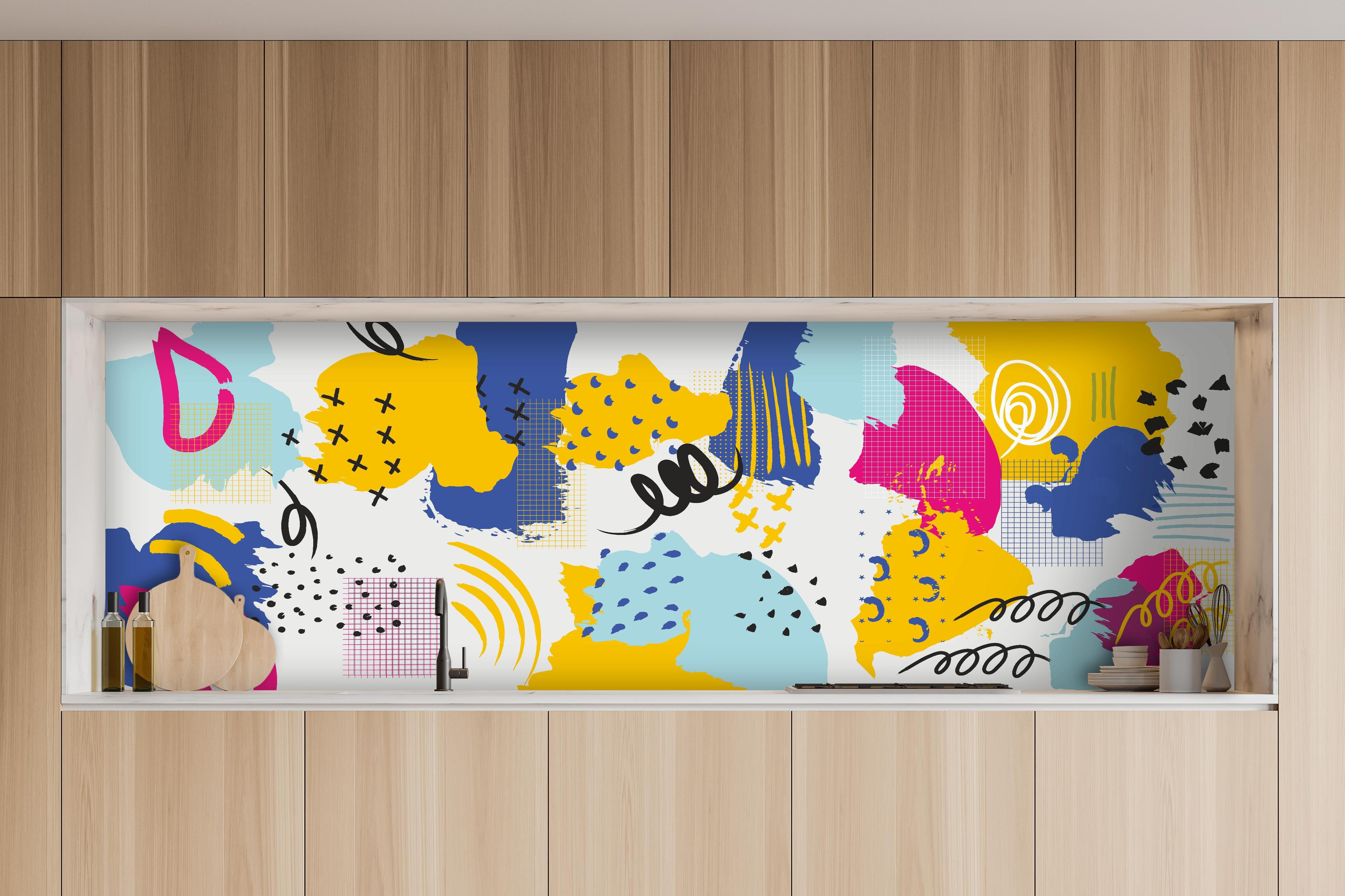 Küche - Dynamisches Buntes Abstrakt-Muster Kunstwerk hinter weißen Hochglanz-Küchenregalen und schwarzem Wasserhahn