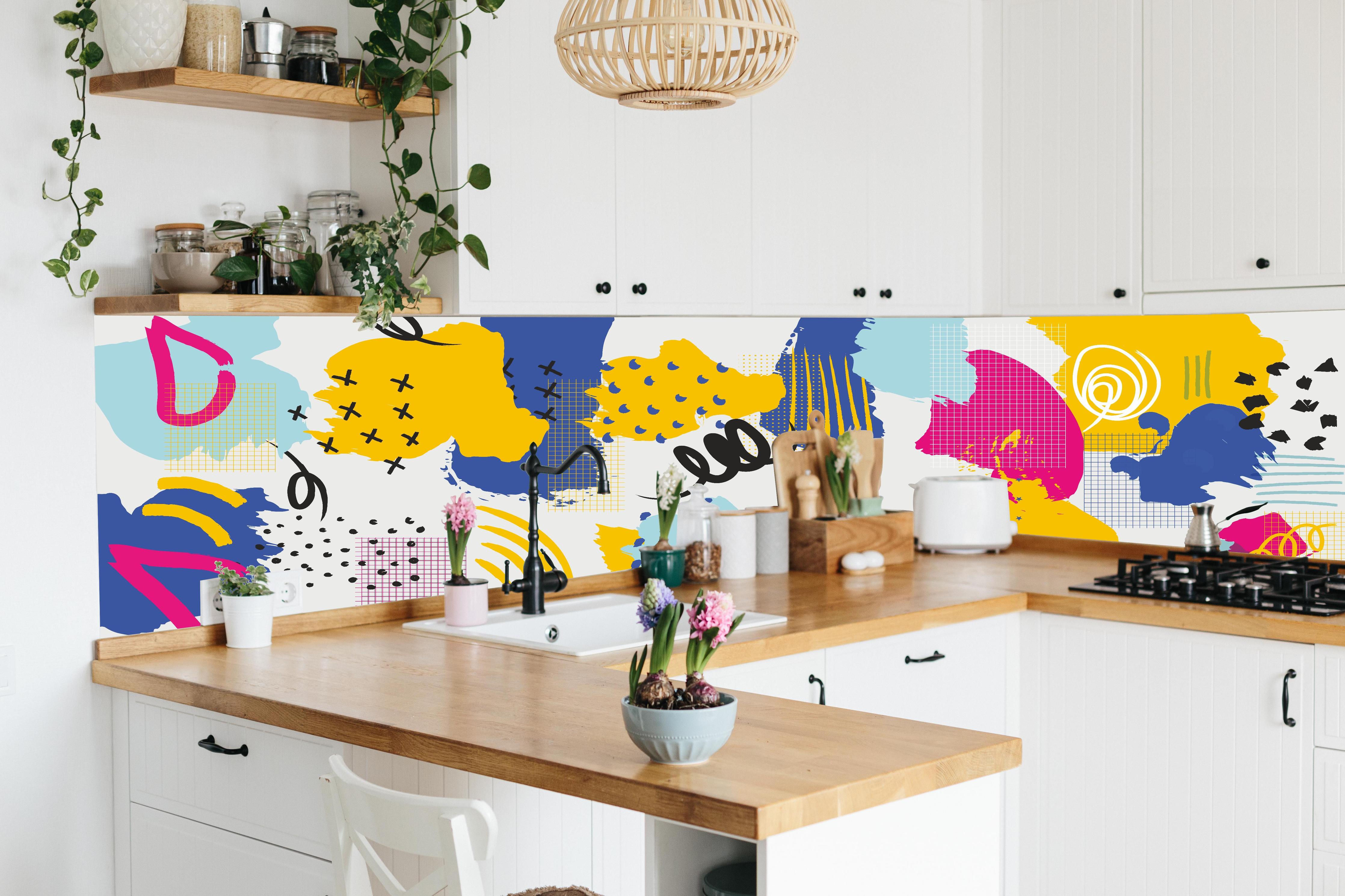 Küche - Dynamisches Buntes Abstrakt-Muster Kunstwerk hinter weißen Hochglanz-Küchenregalen und schwarzem Wasserhahn