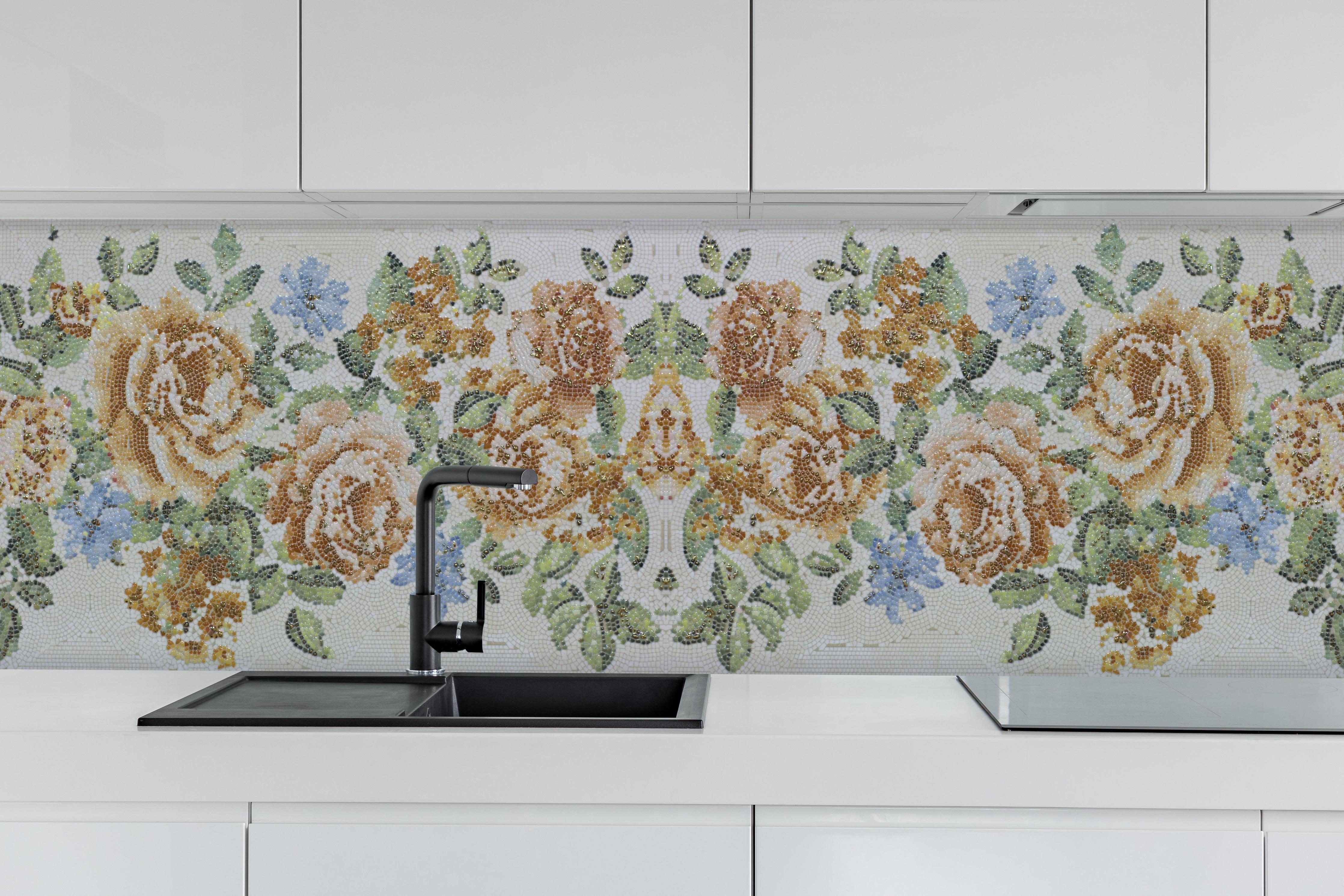 Küche - Edle Blumen Textur in Pastelltönen Design hinter weißen Hochglanz-Küchenregalen und schwarzem Wasserhahn