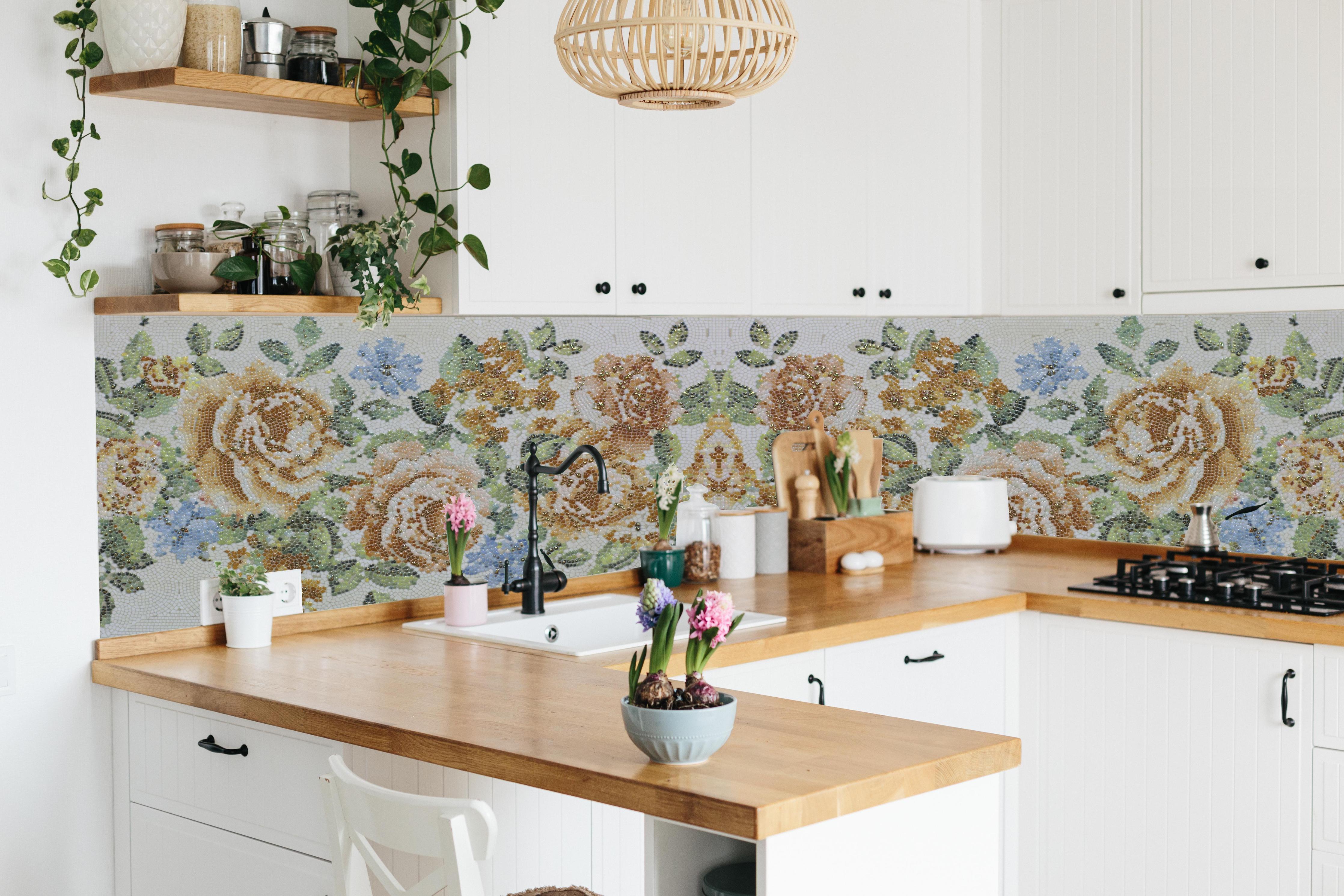 Küche - Edle Blumen Textur in Pastelltönen Design hinter weißen Hochglanz-Küchenregalen und schwarzem Wasserhahn