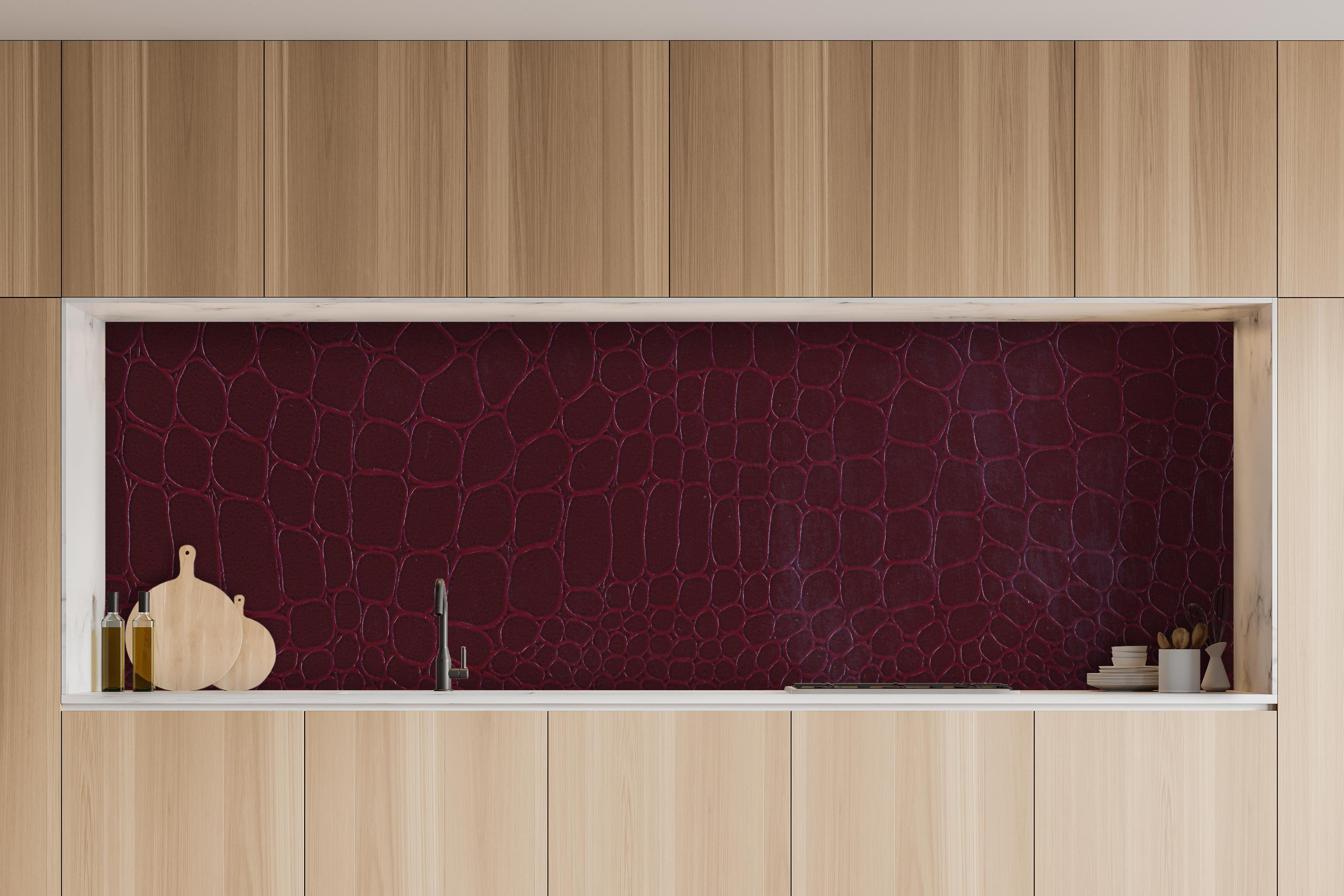 Küche - Edle rote Krokodil Lederimitation hinter weißen Hochglanz-Küchenregalen und schwarzem Wasserhahn