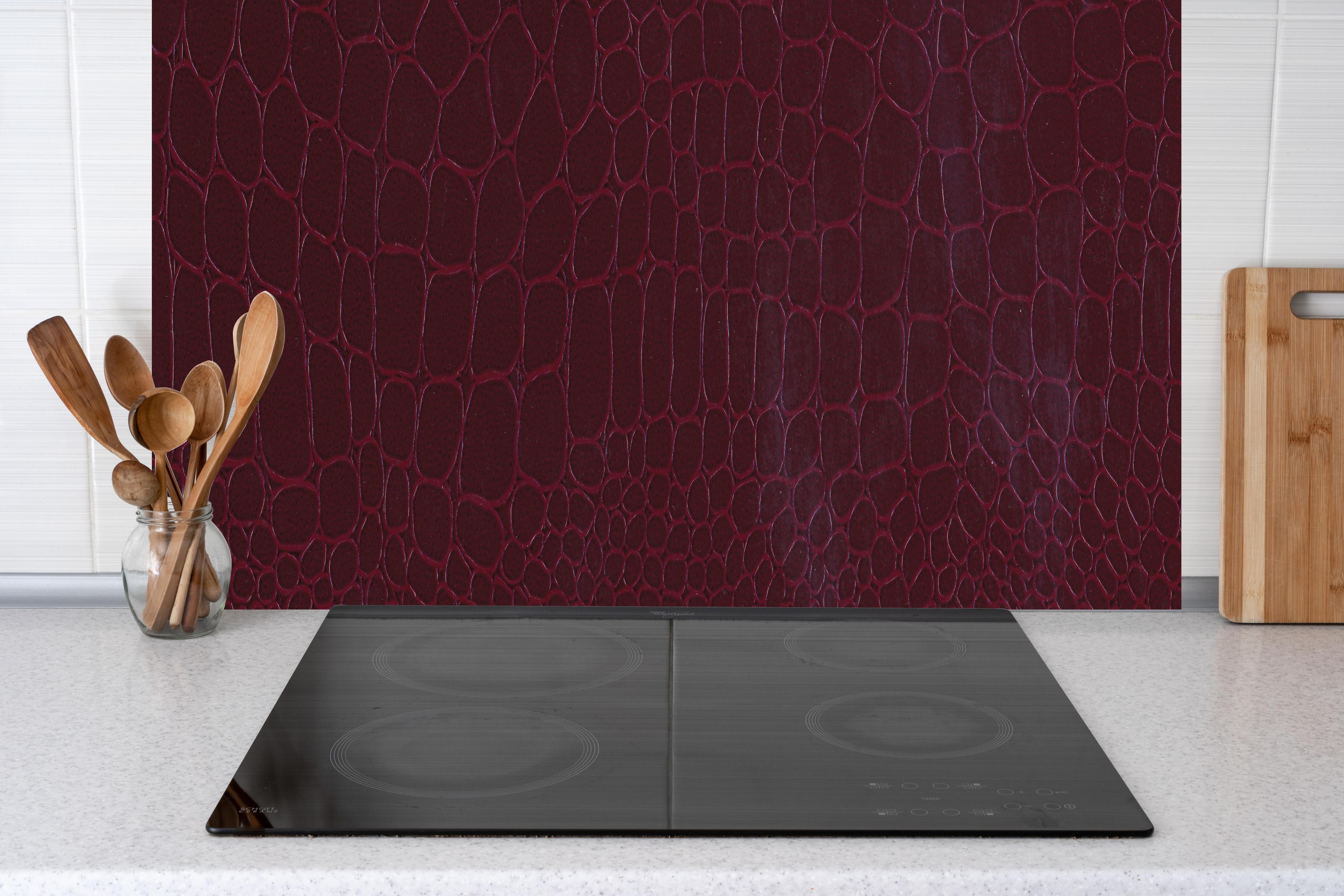 Küche - Edle rote Krokodil Lederimitation hinter weißen Hochglanz-Küchenregalen und schwarzem Wasserhahn