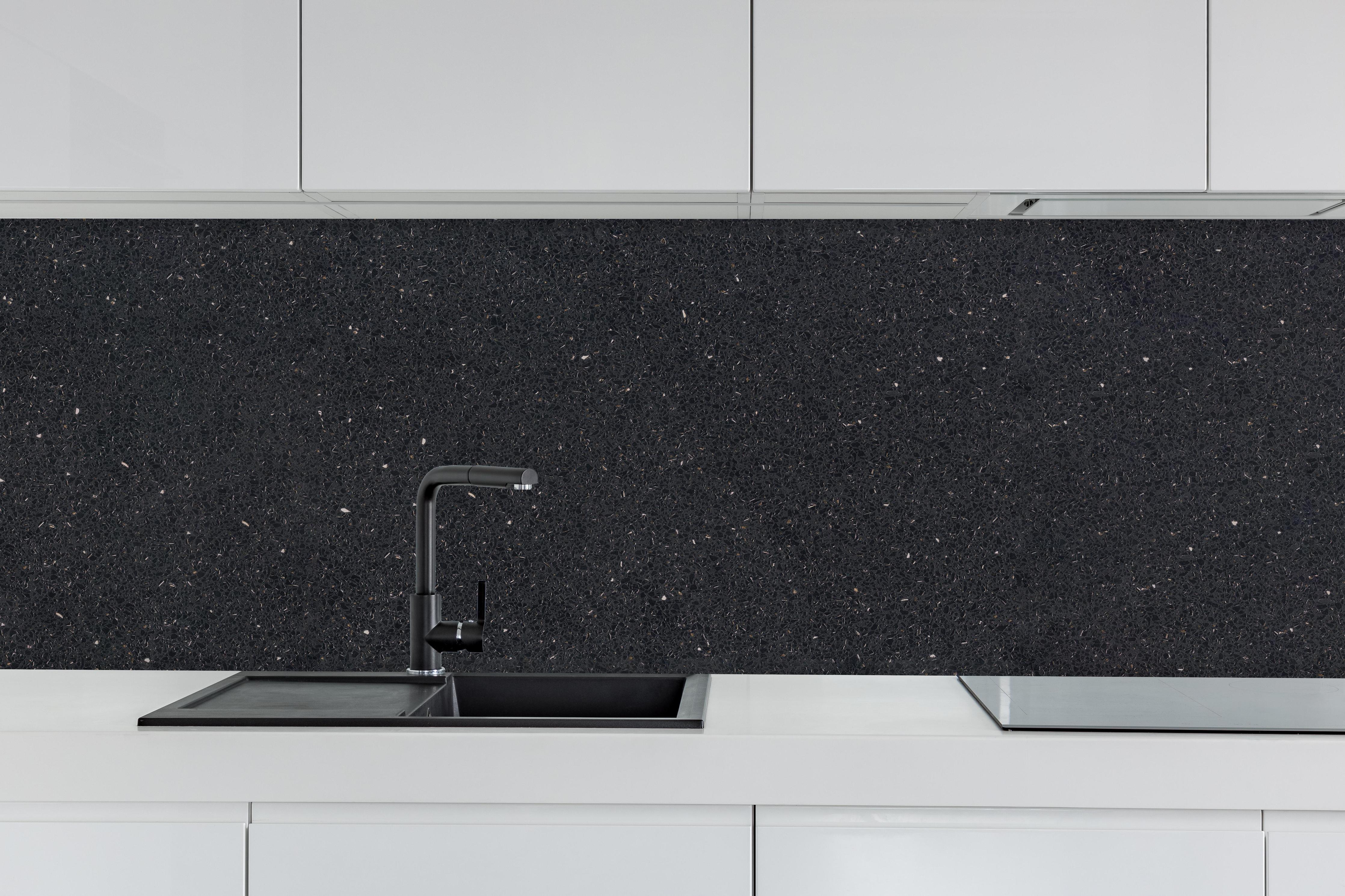 Küche - Edle schwarze Granite Marmor-Textur hinter weißen Hochglanz-Küchenregalen und schwarzem Wasserhahn