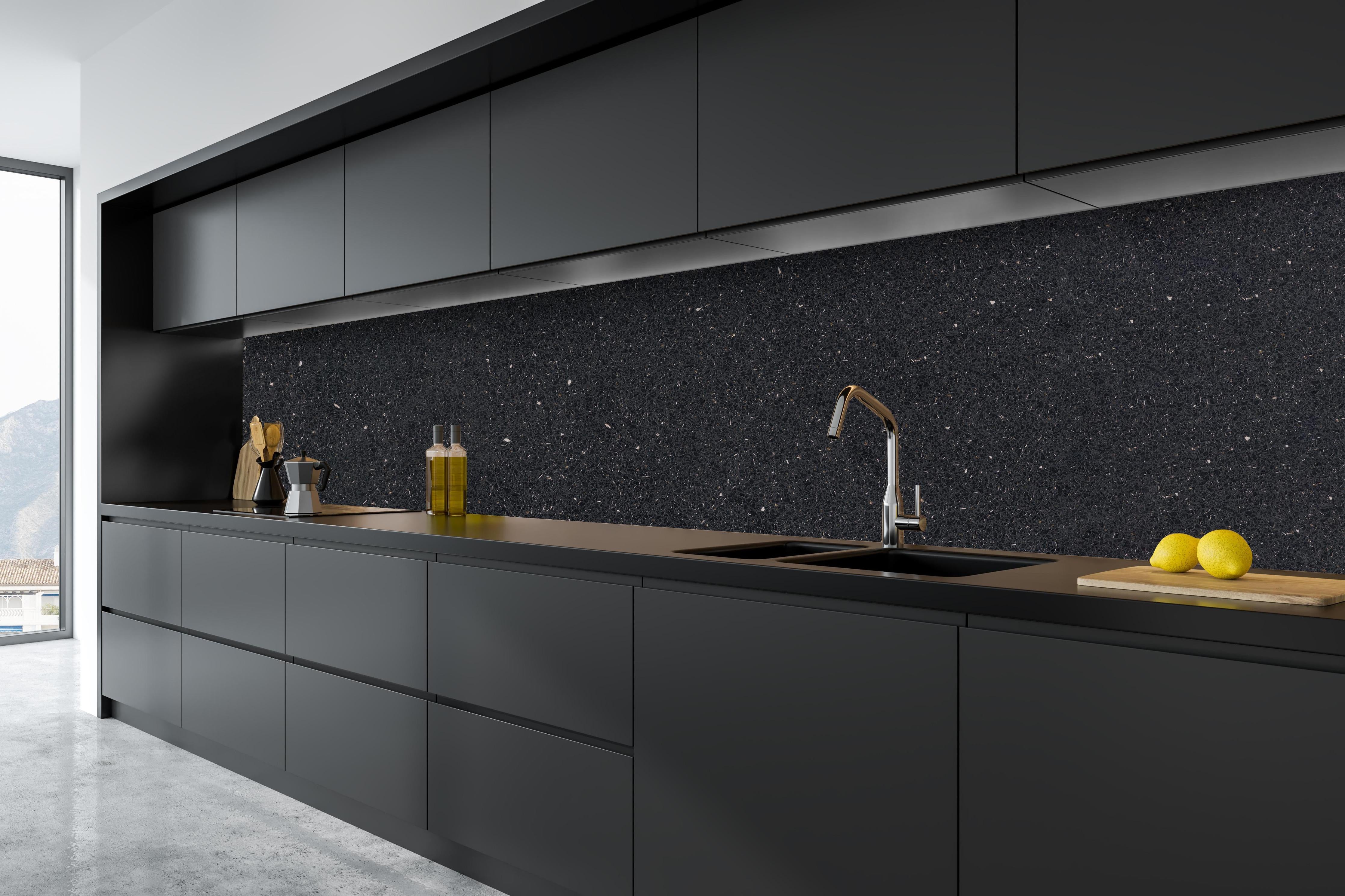Küche - Edle schwarze Granite Marmor-Textur hinter weißen Hochglanz-Küchenregalen und schwarzem Wasserhahn
