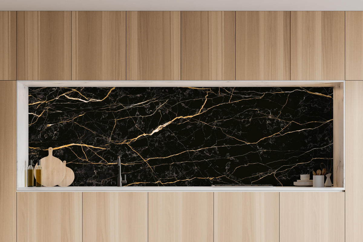 Küche - Edler Schwarz-Gold-Marmor in charakteristischer Vollholz-Küche mit modernem Gasherd