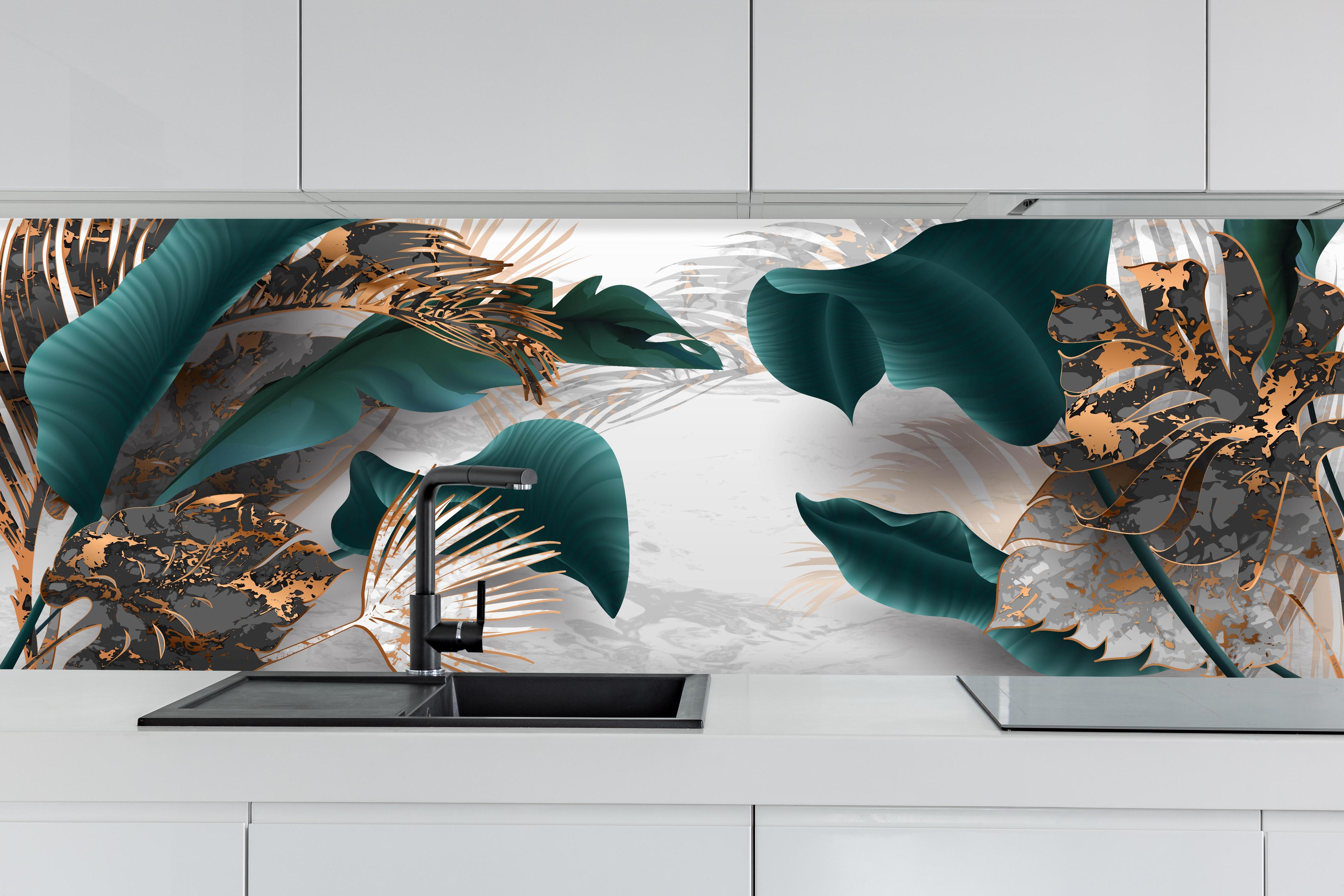 Küche - Edles Blattwerk in Grün mit Goldakzenten hinter weißen Hochglanz-Küchenregalen und schwarzem Wasserhahn