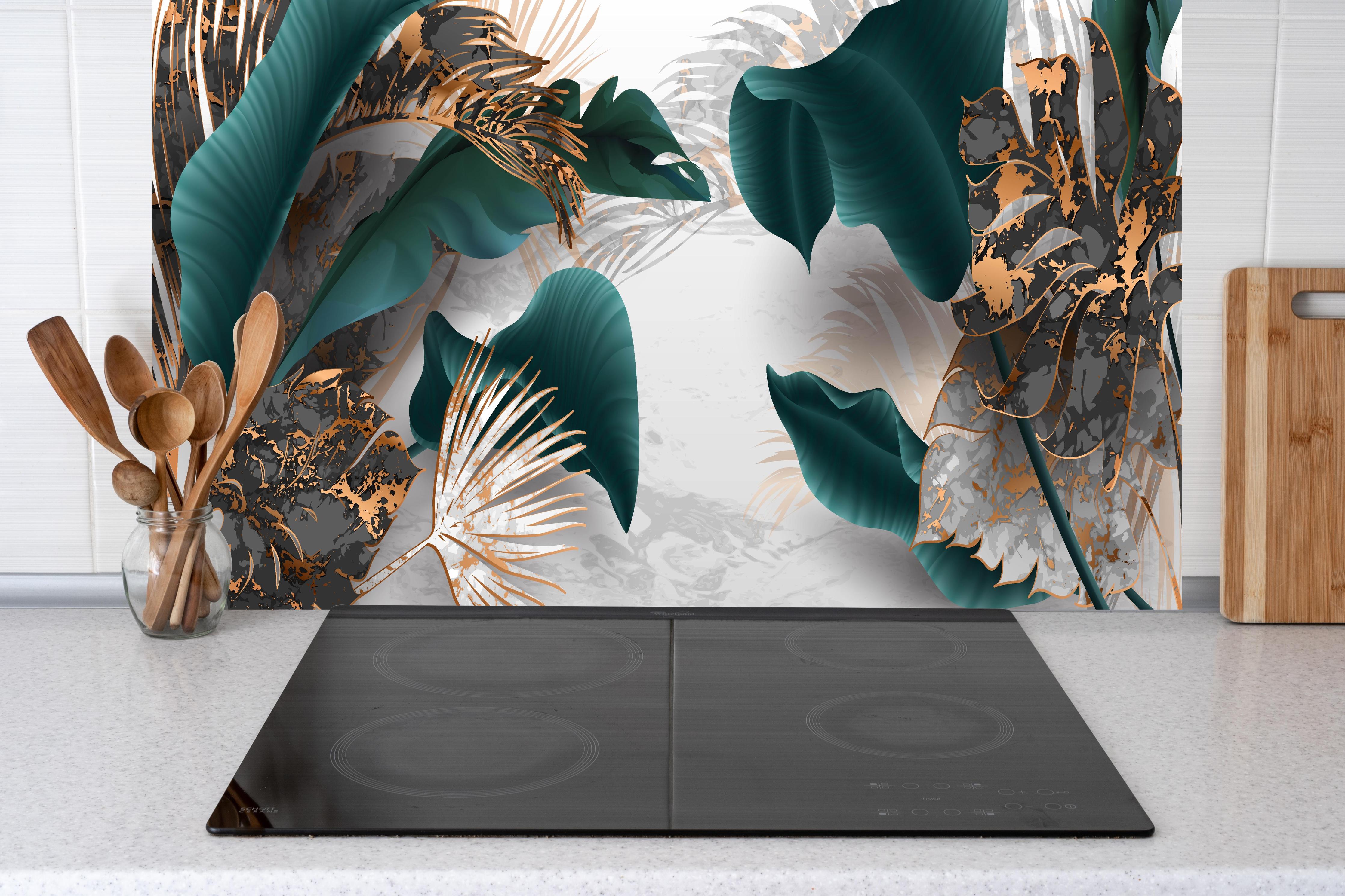 Küche - Edles Blattwerk in Grün mit Goldakzenten hinter weißen Hochglanz-Küchenregalen und schwarzem Wasserhahn