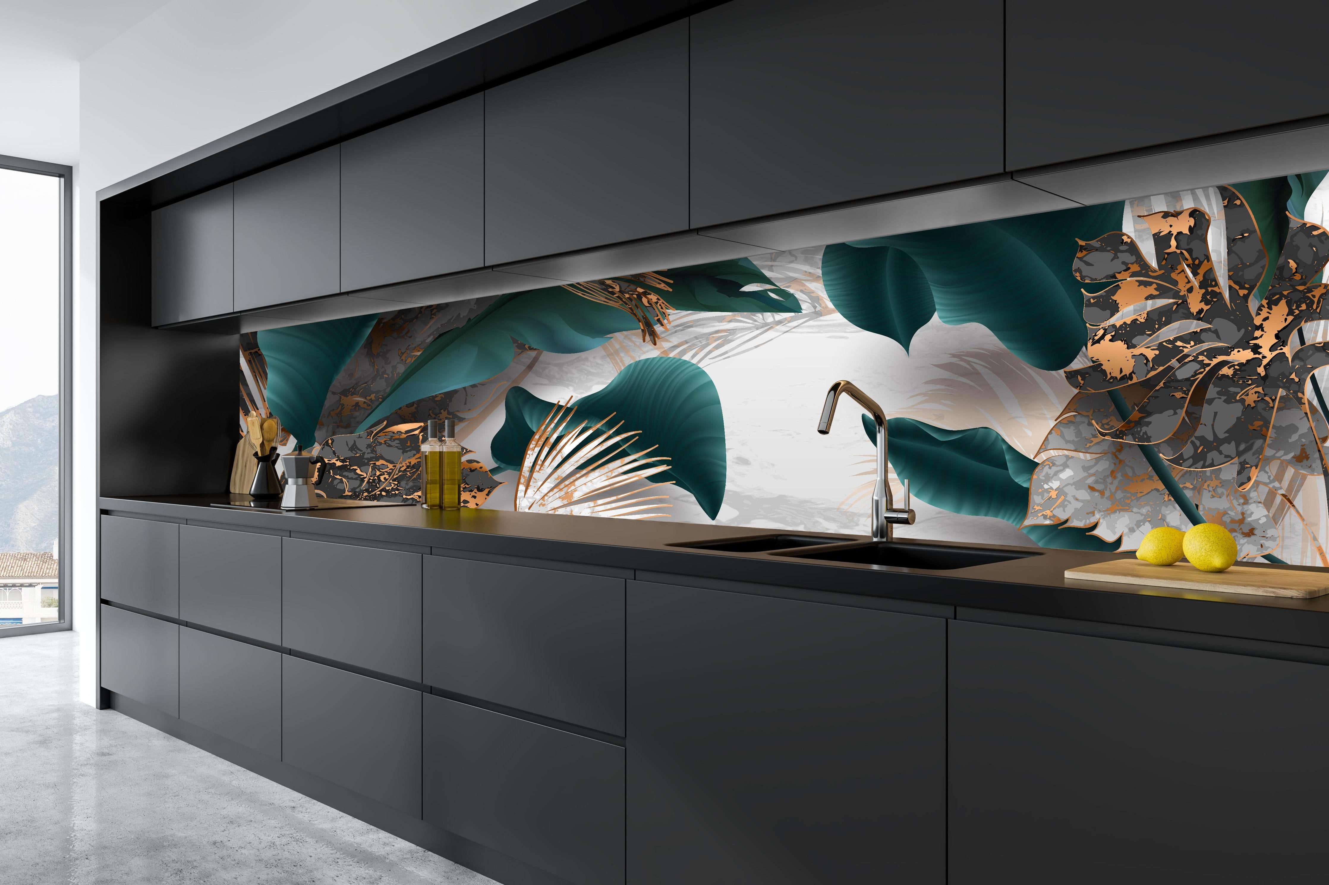 Küche - Edles Blattwerk in Grün mit Goldakzenten hinter weißen Hochglanz-Küchenregalen und schwarzem Wasserhahn