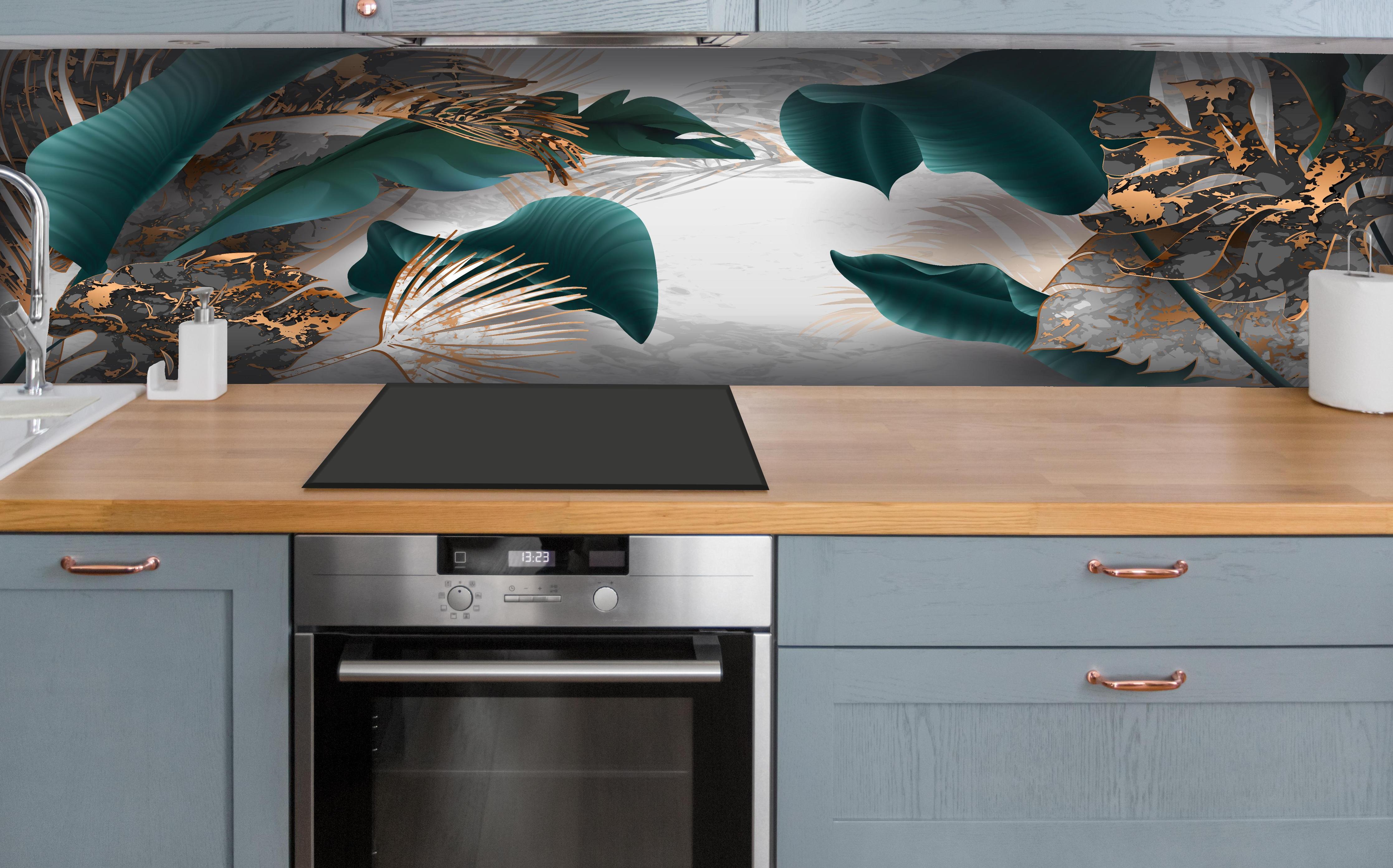 Küche - Edles Blattwerk in Grün mit Goldakzenten hinter weißen Hochglanz-Küchenregalen und schwarzem Wasserhahn