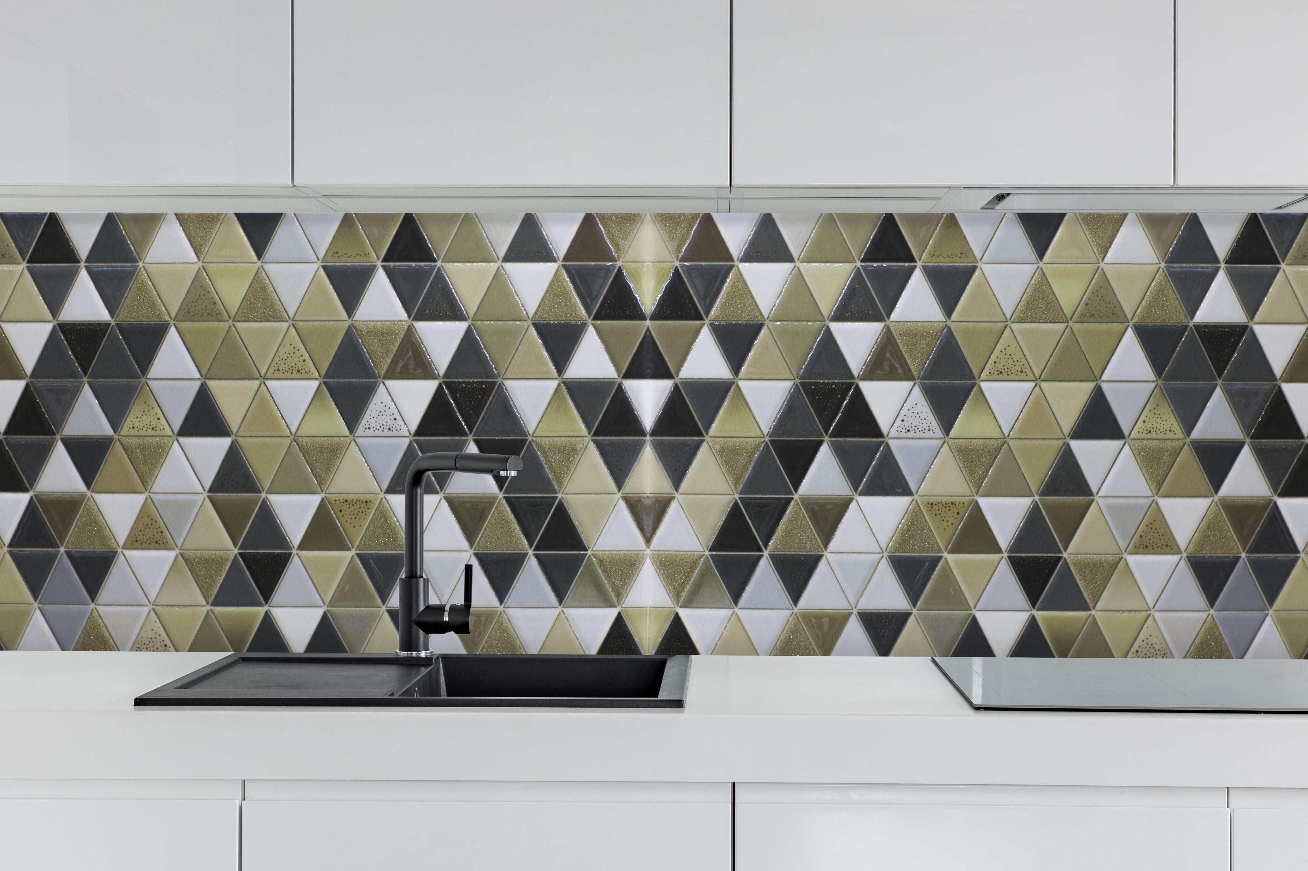 Küche - Edles Fliesen-Dekor in Schwarz, Weiß und Gold hinter weißen Hochglanz-Küchenregalen und schwarzem Wasserhahn