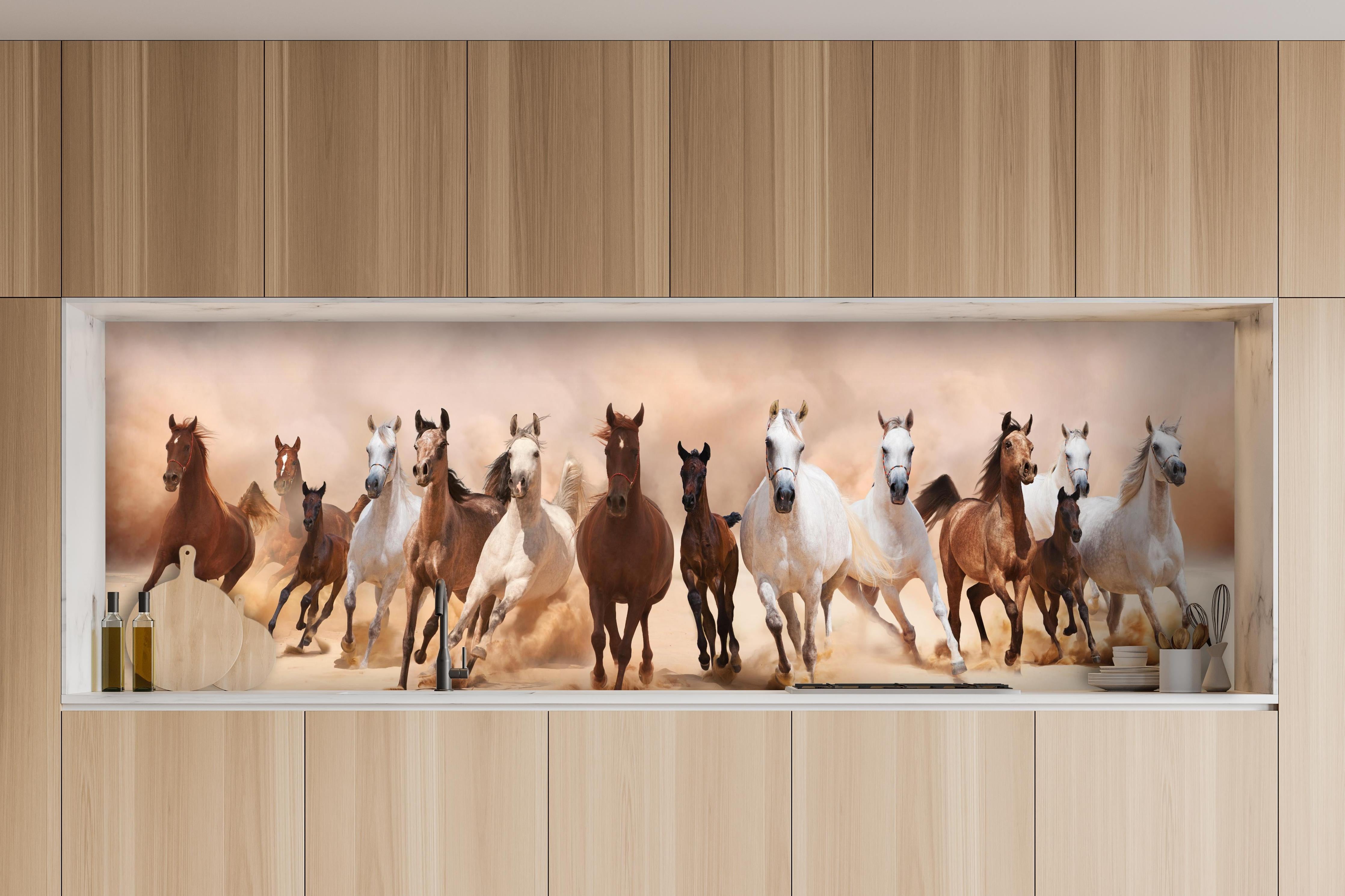 Küche - Eine Herde von Pferden hinter weißen Hochglanz-Küchenregalen und schwarzem Wasserhahn