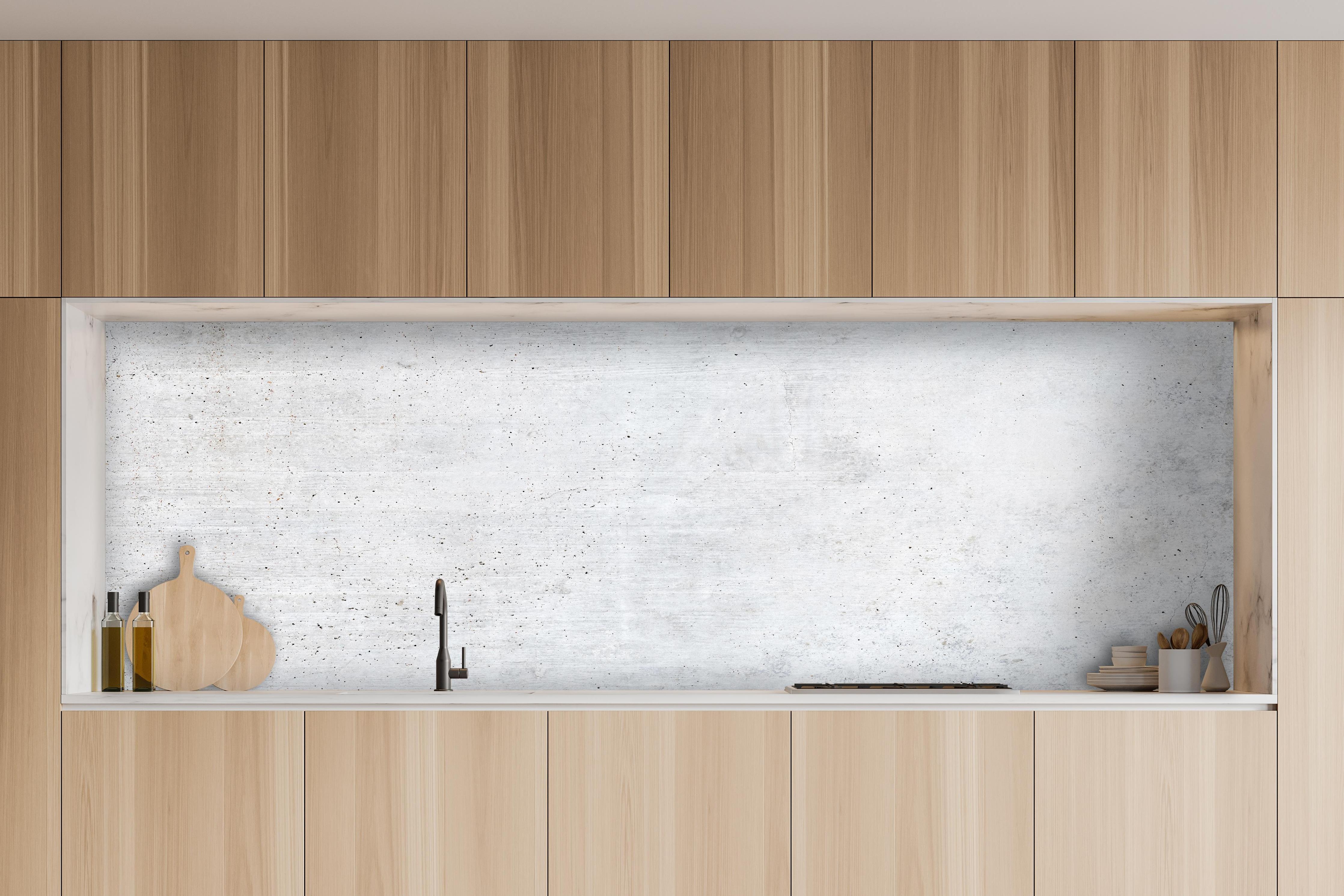 Küche - Einfache Textur einer weißen Wand hinter weißen Hochglanz-Küchenregalen und schwarzem Wasserhahn