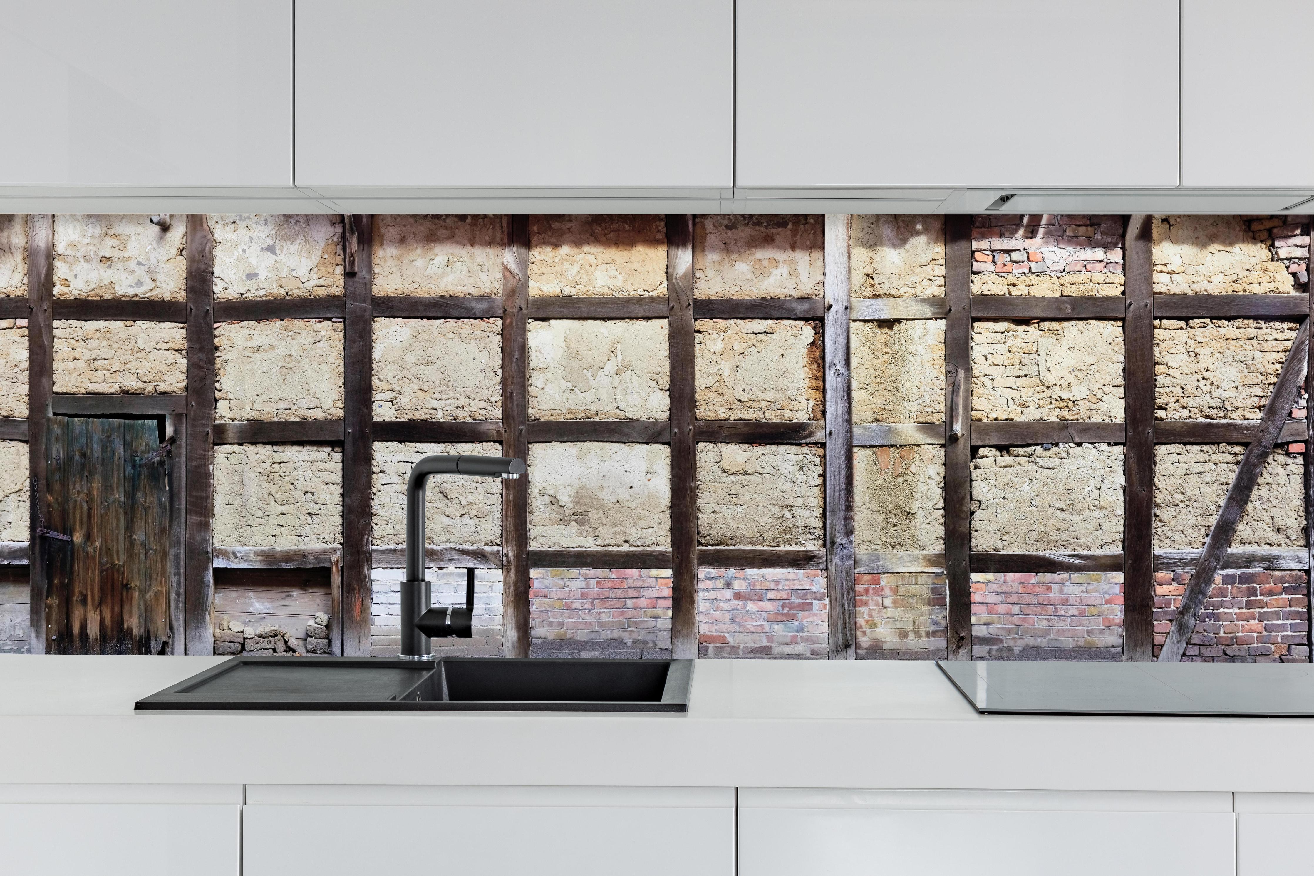 Küche - Eingang eines Deutschen Fachwerkhauses hinter weißen Hochglanz-Küchenregalen und schwarzem Wasserhahn