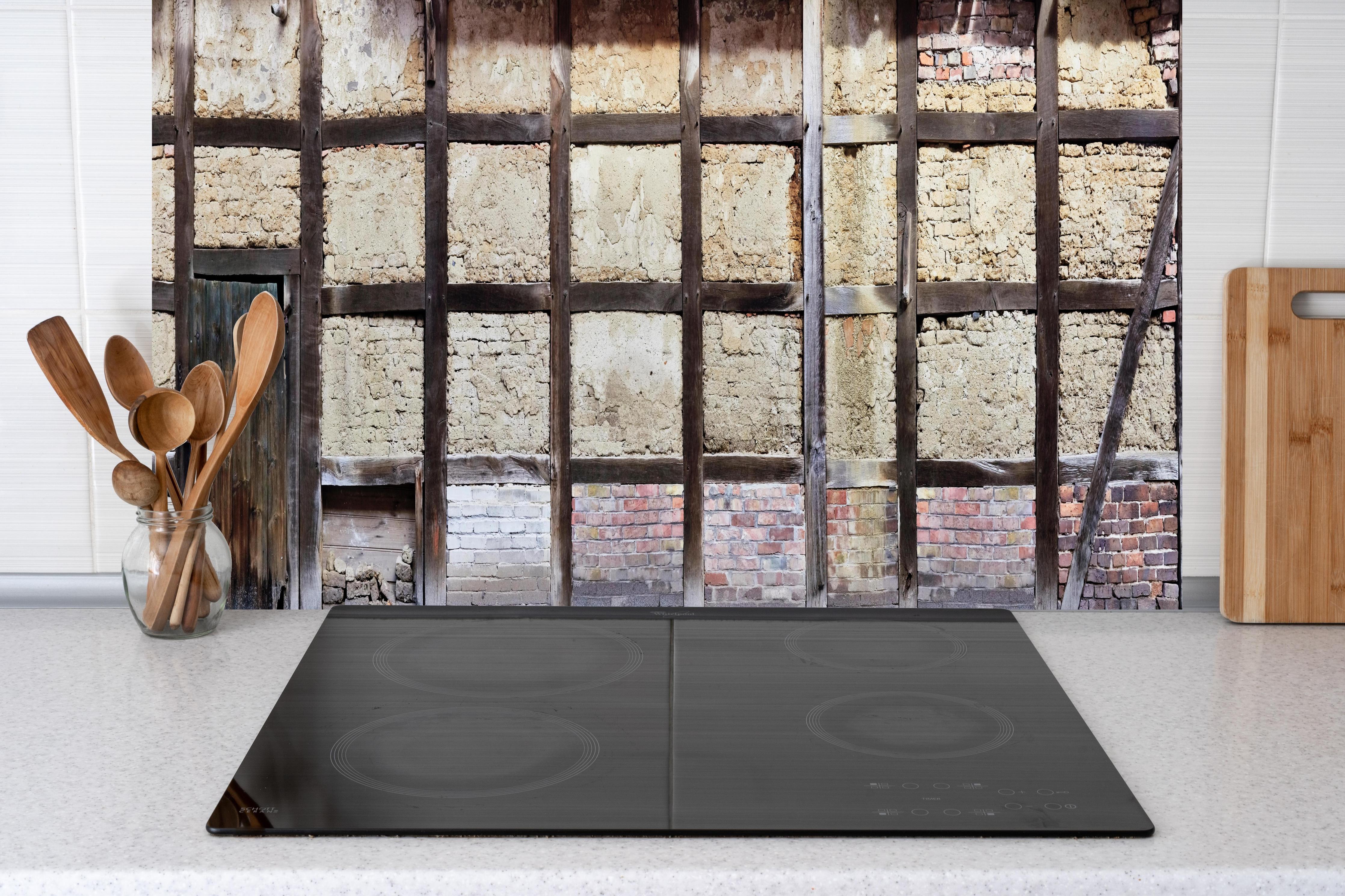 Küche - Eingang eines Deutschen Fachwerkhauses hinter weißen Hochglanz-Küchenregalen und schwarzem Wasserhahn