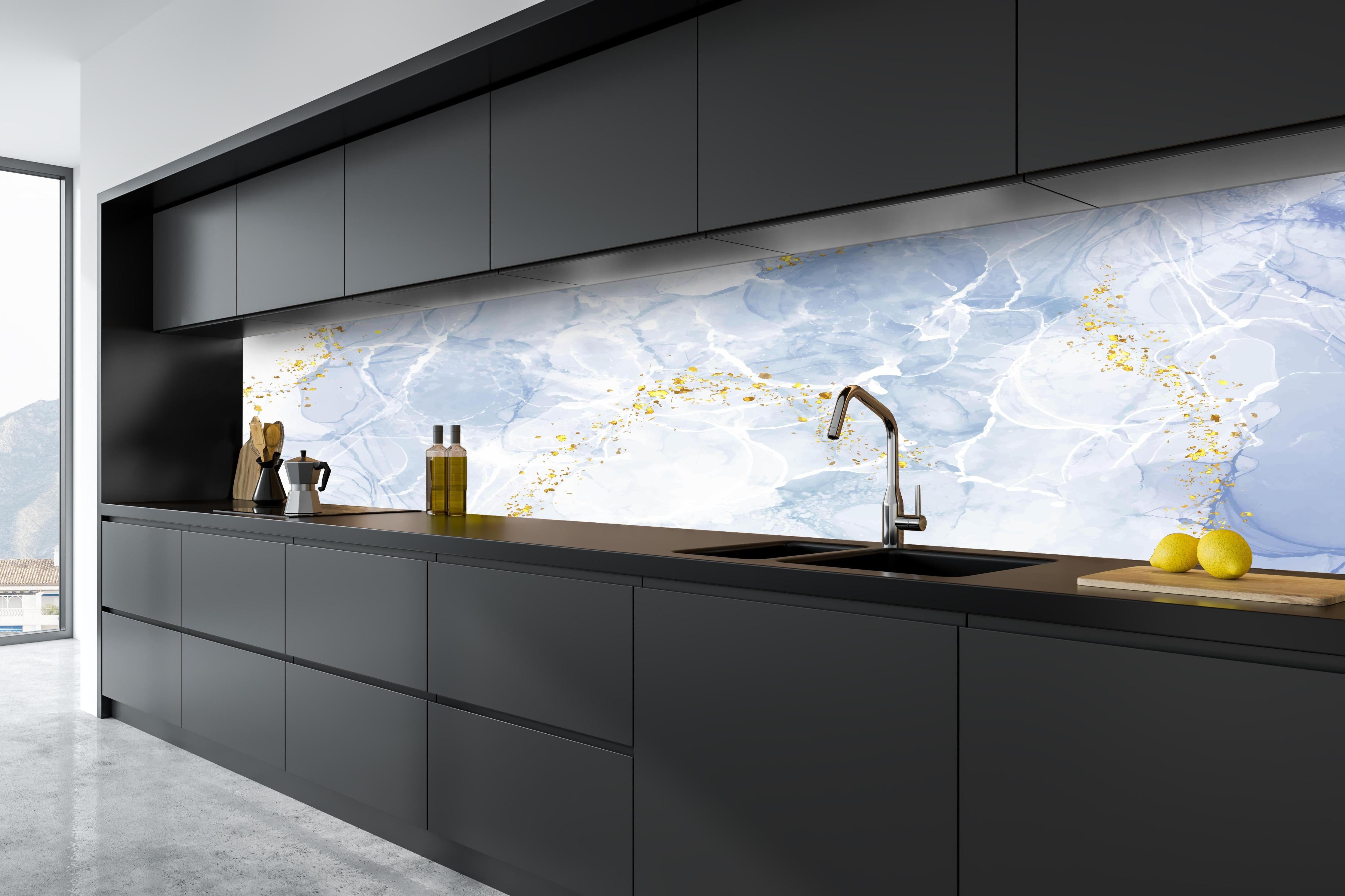 Küche - Eisiges Blau mit Goldakzenten hinter weißen Hochglanz-Küchenregalen und schwarzem Wasserhahn