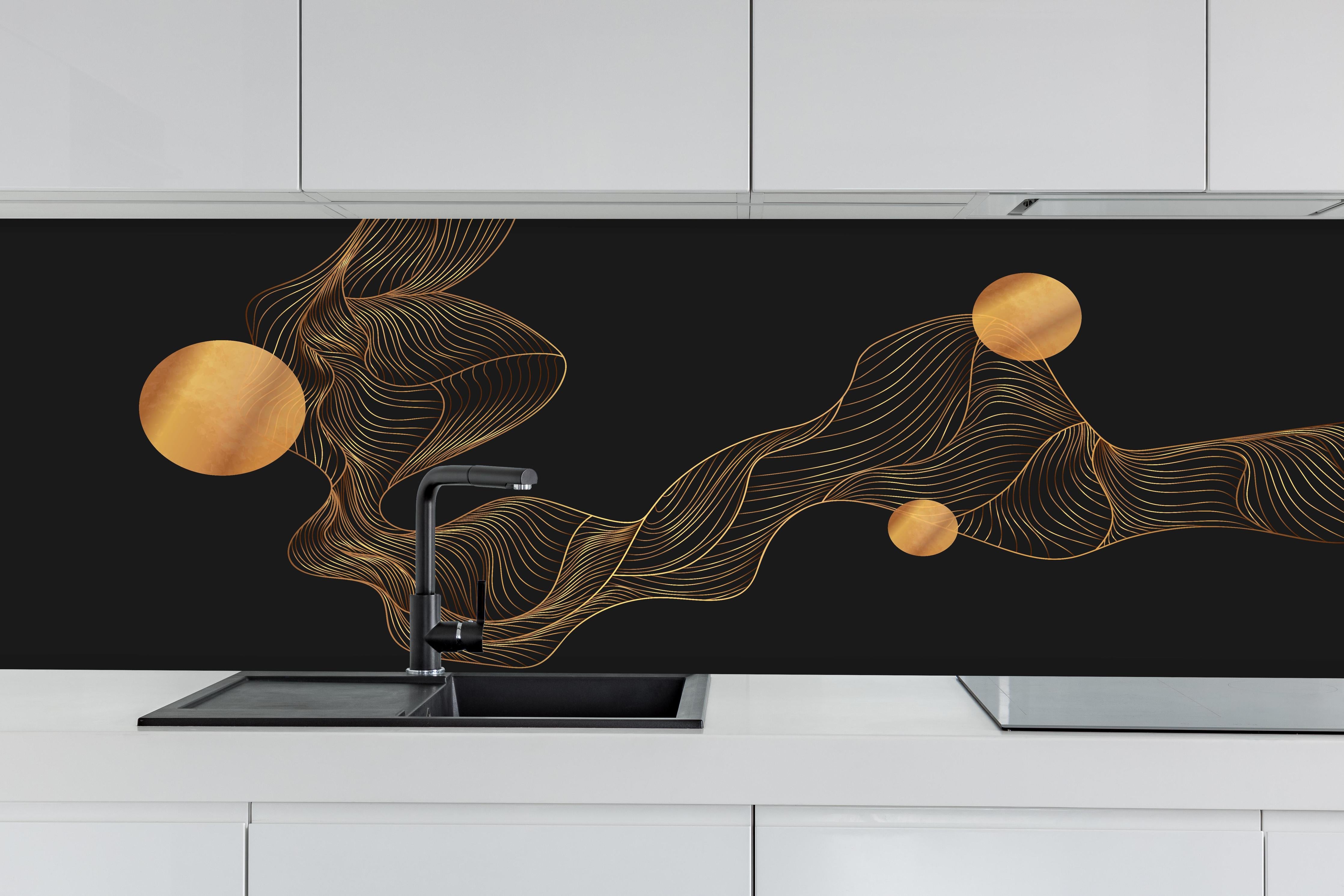 Küche - Elegante Abstrakte Kunst in Gold und Schwarz hinter weißen Hochglanz-Küchenregalen und schwarzem Wasserhahn