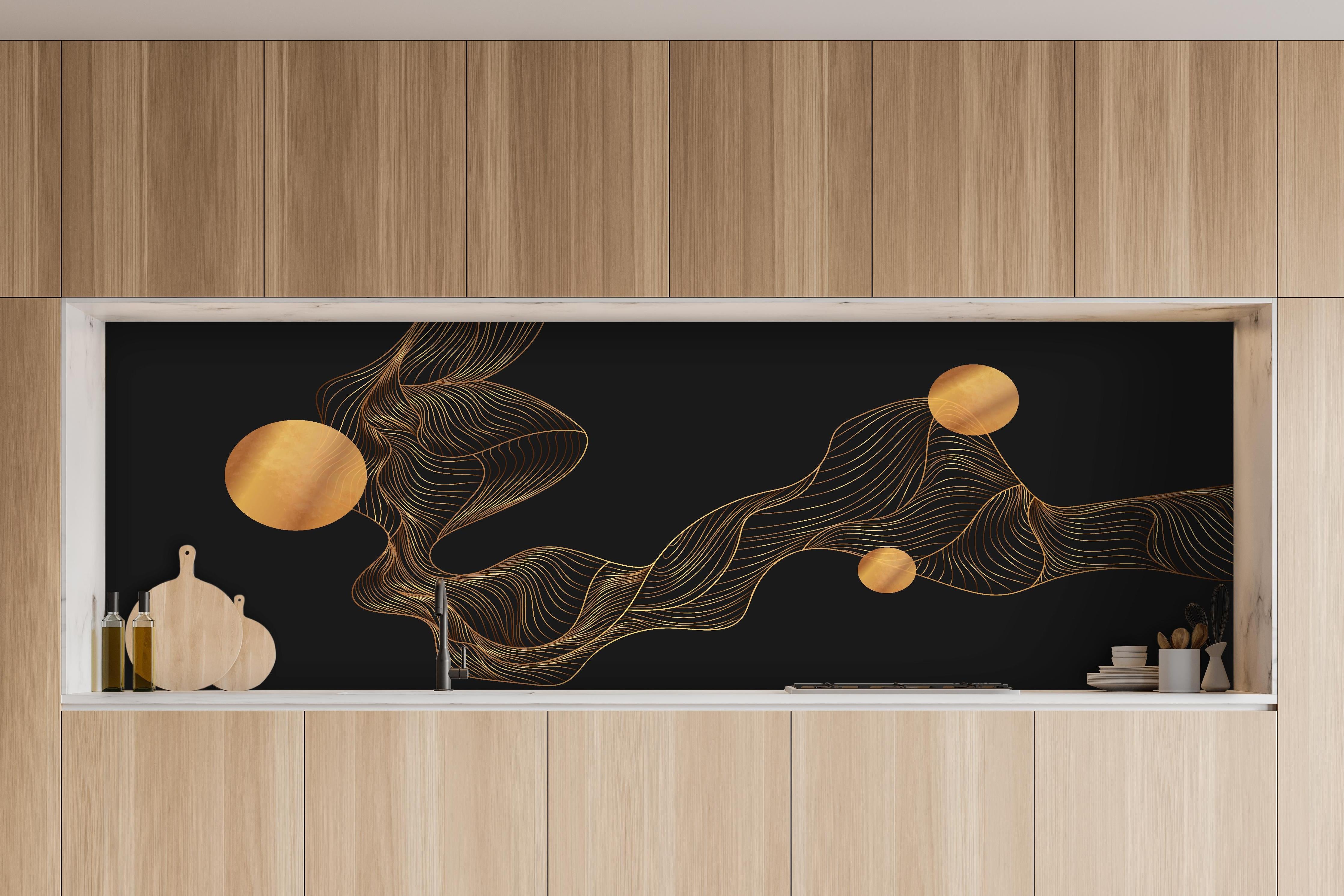 Küche - Elegante Abstrakte Kunst in Gold und Schwarz hinter weißen Hochglanz-Küchenregalen und schwarzem Wasserhahn