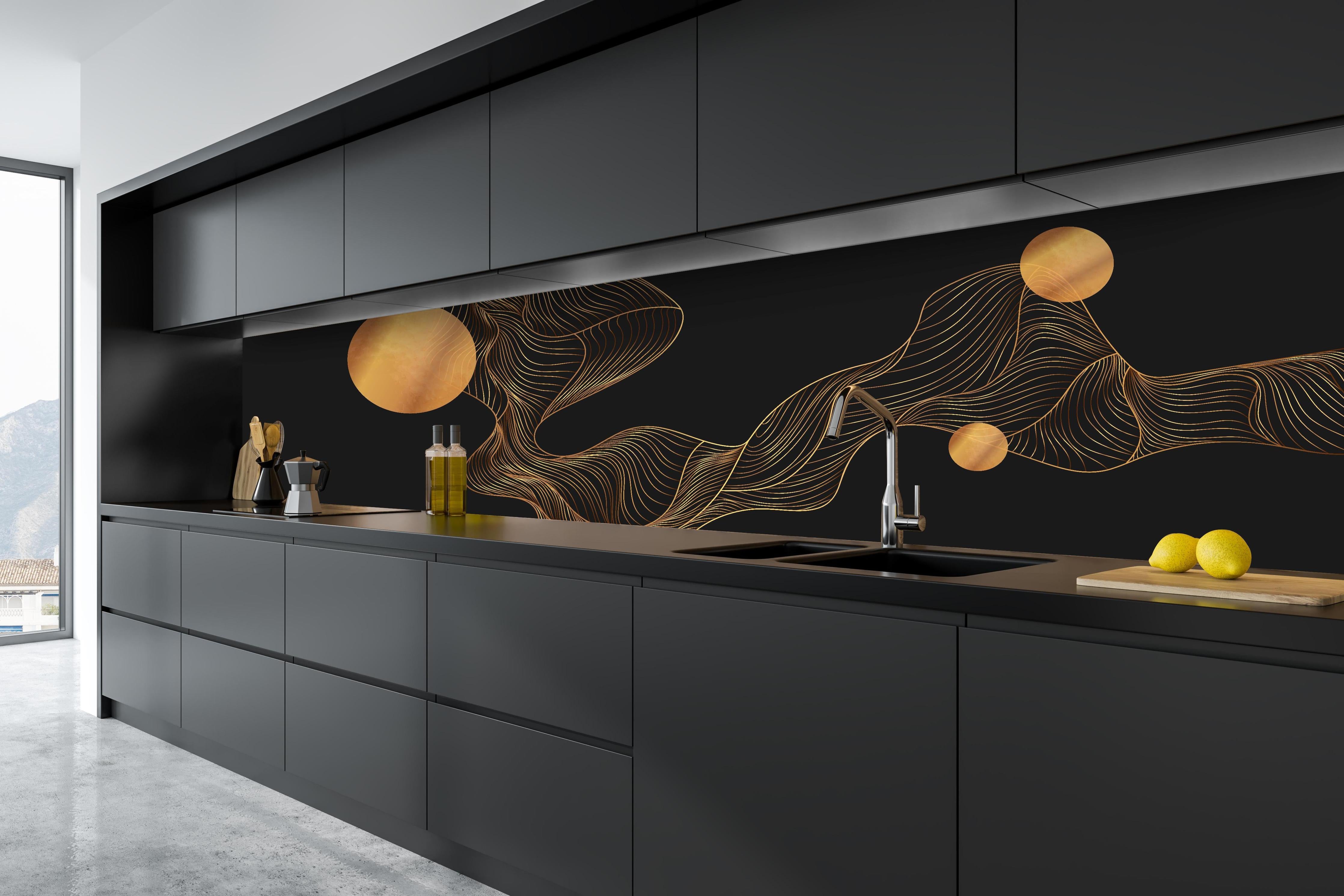 Küche - Elegante Abstrakte Kunst in Gold und Schwarz hinter weißen Hochglanz-Küchenregalen und schwarzem Wasserhahn