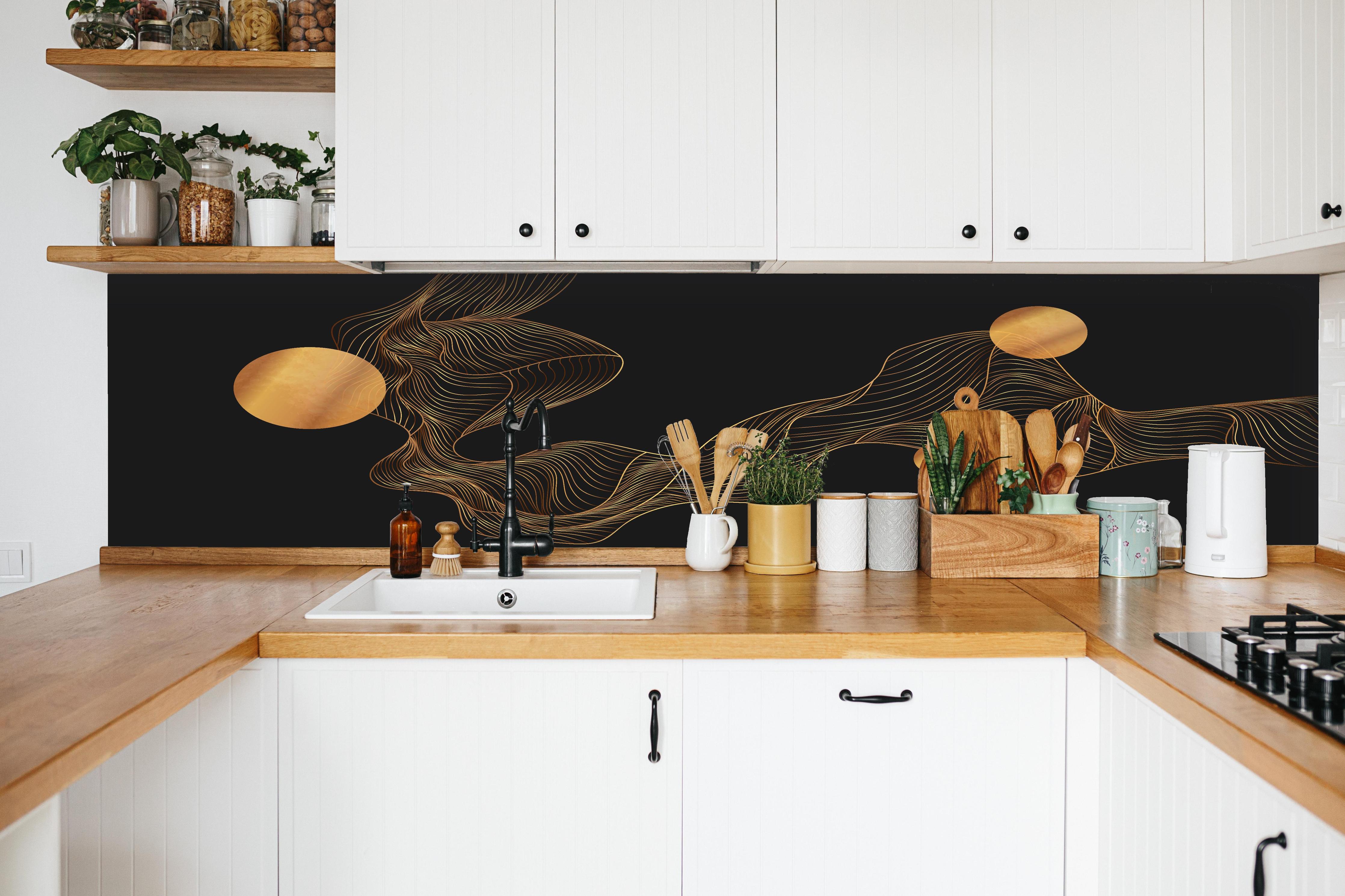 Küche - Elegante Abstrakte Kunst in Gold und Schwarz hinter weißen Hochglanz-Küchenregalen und schwarzem Wasserhahn