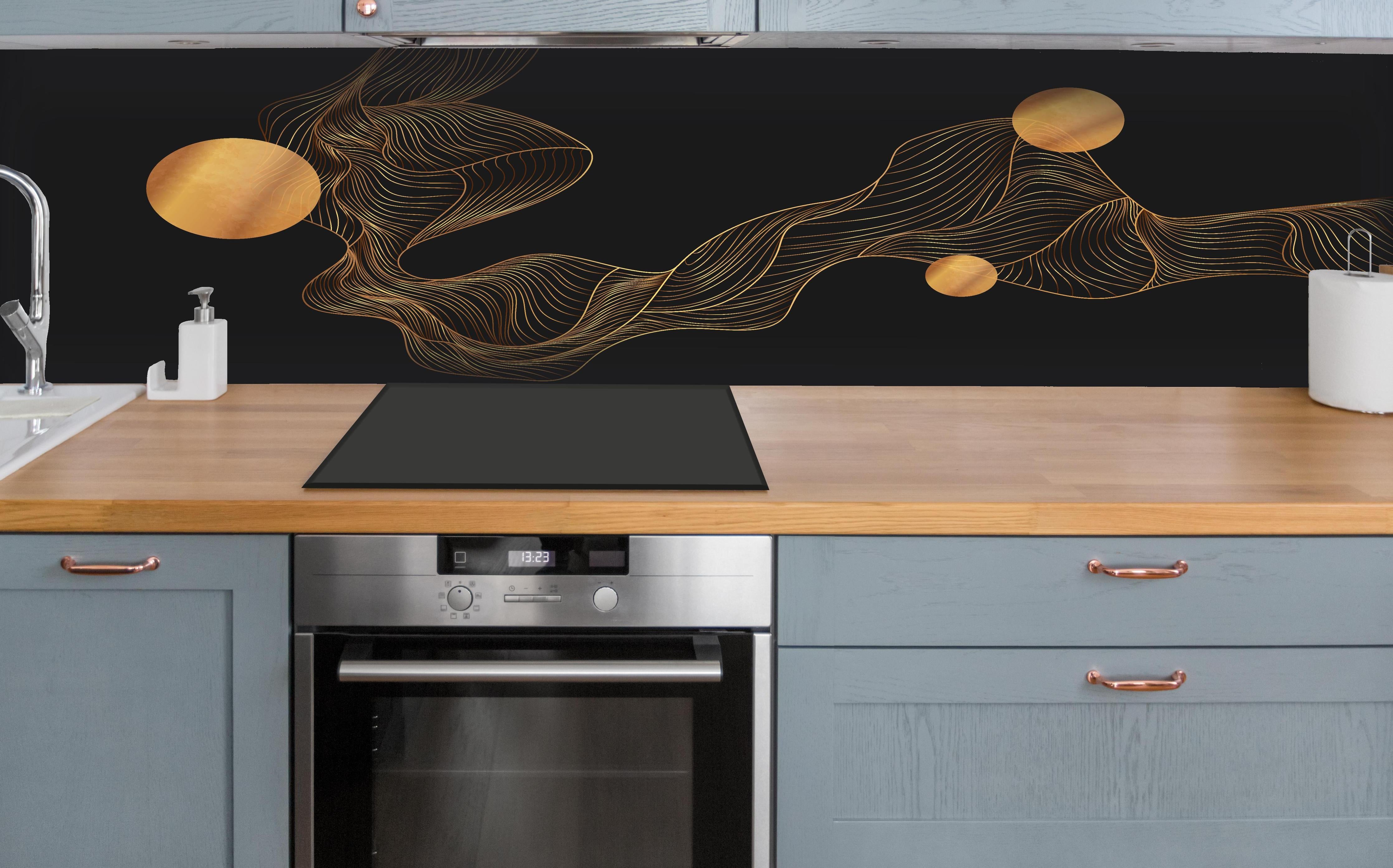 Küche - Elegante Abstrakte Kunst in Gold und Schwarz hinter weißen Hochglanz-Küchenregalen und schwarzem Wasserhahn